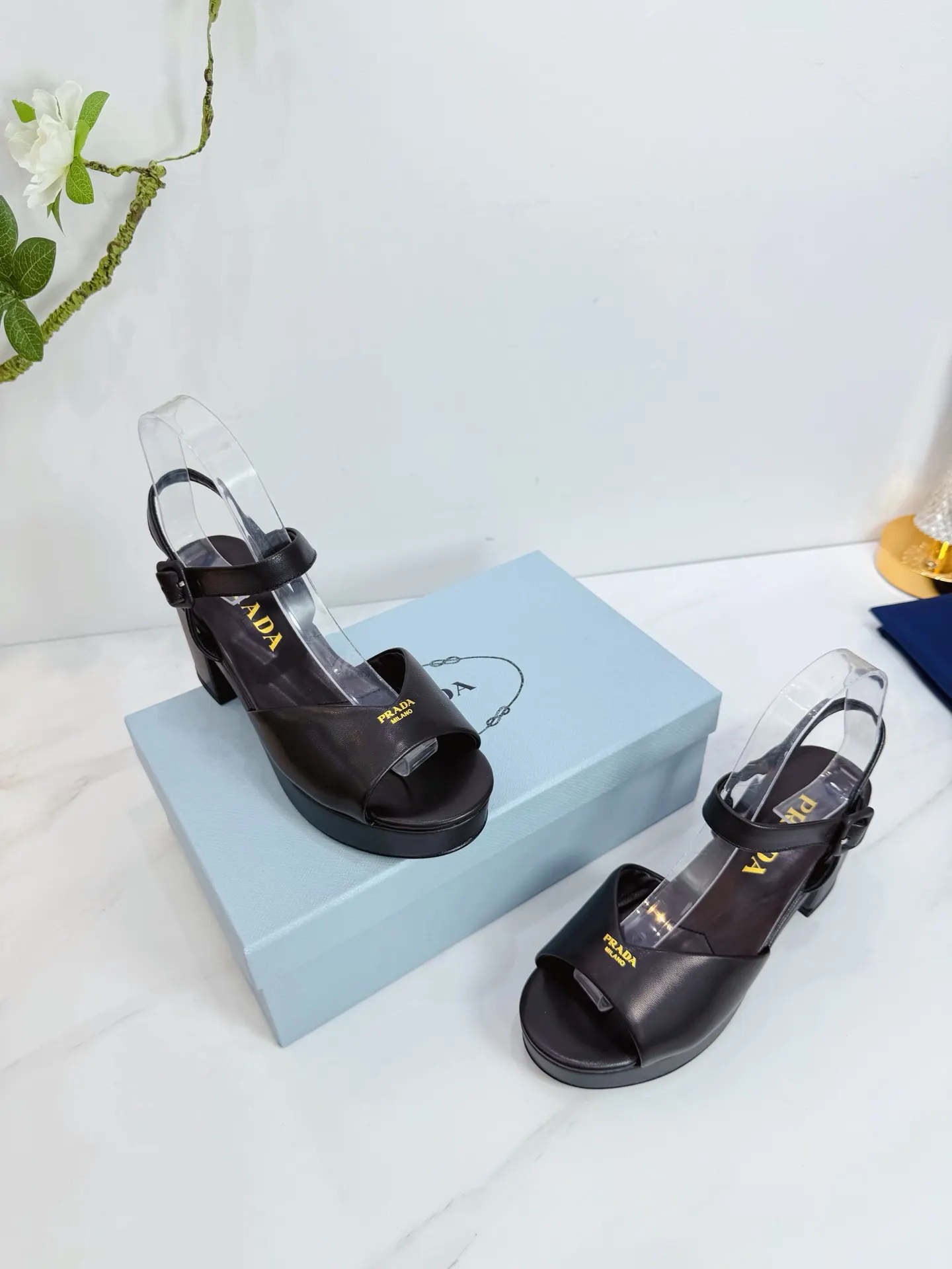 Prada 羊皮 休闲鞋 舒适