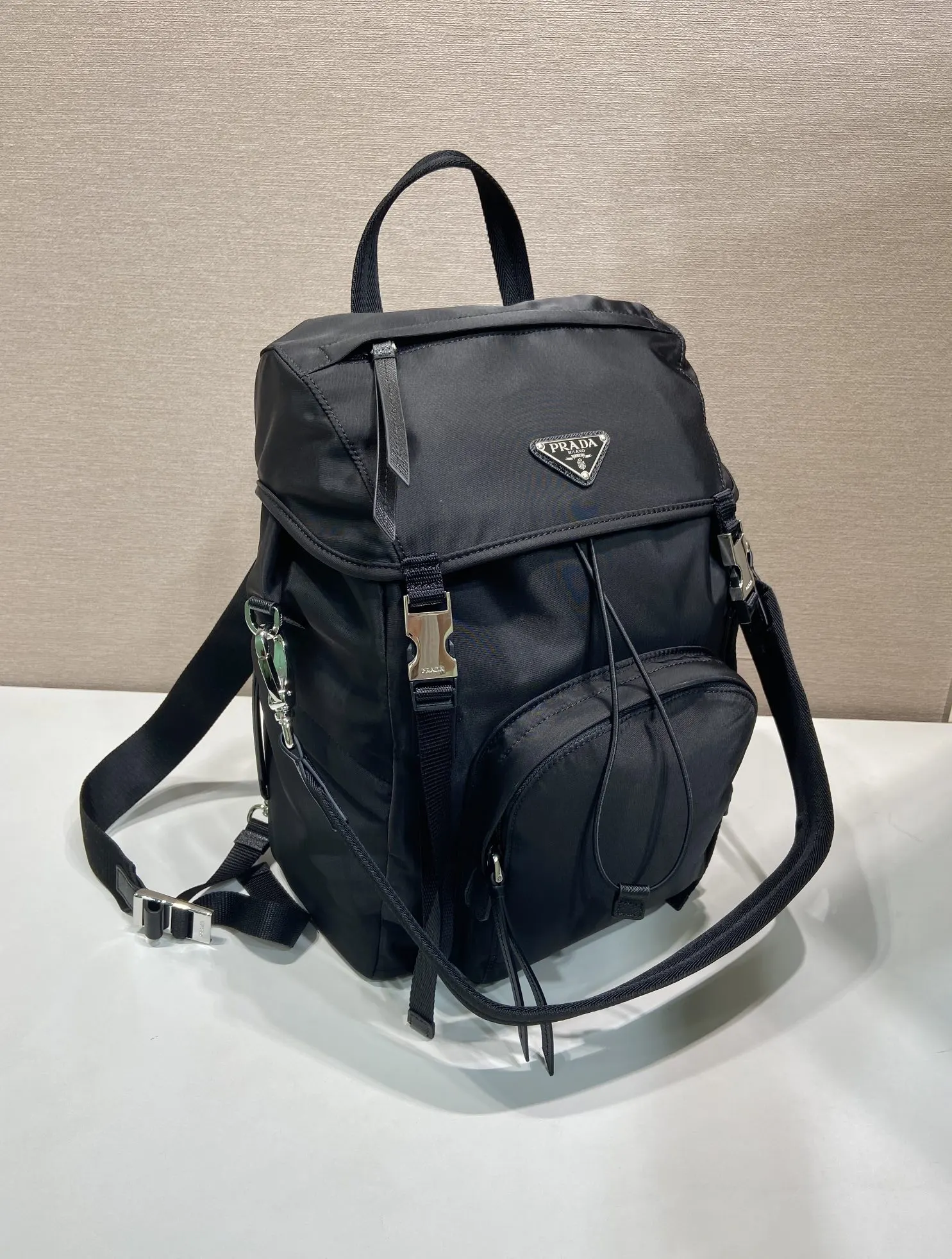 PRADA Re-Nylon尼龙 双肩背包 轻便实用款