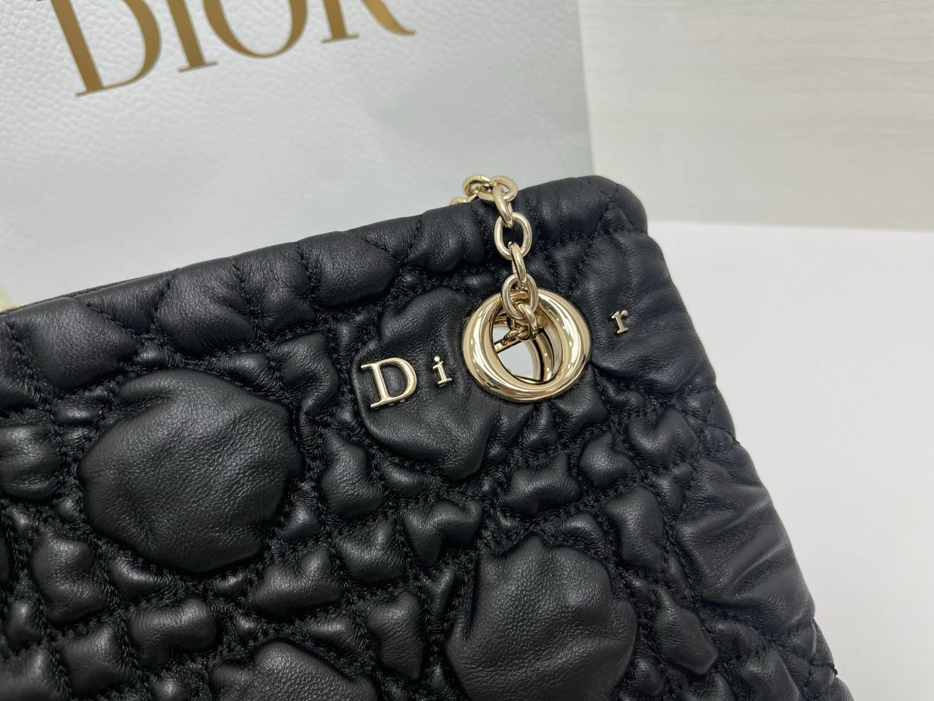 Dior 突显饰以蓬蓬超大藤格纹的新材质 为經典图案注入立体风 鏈條包 精致鏈條款
