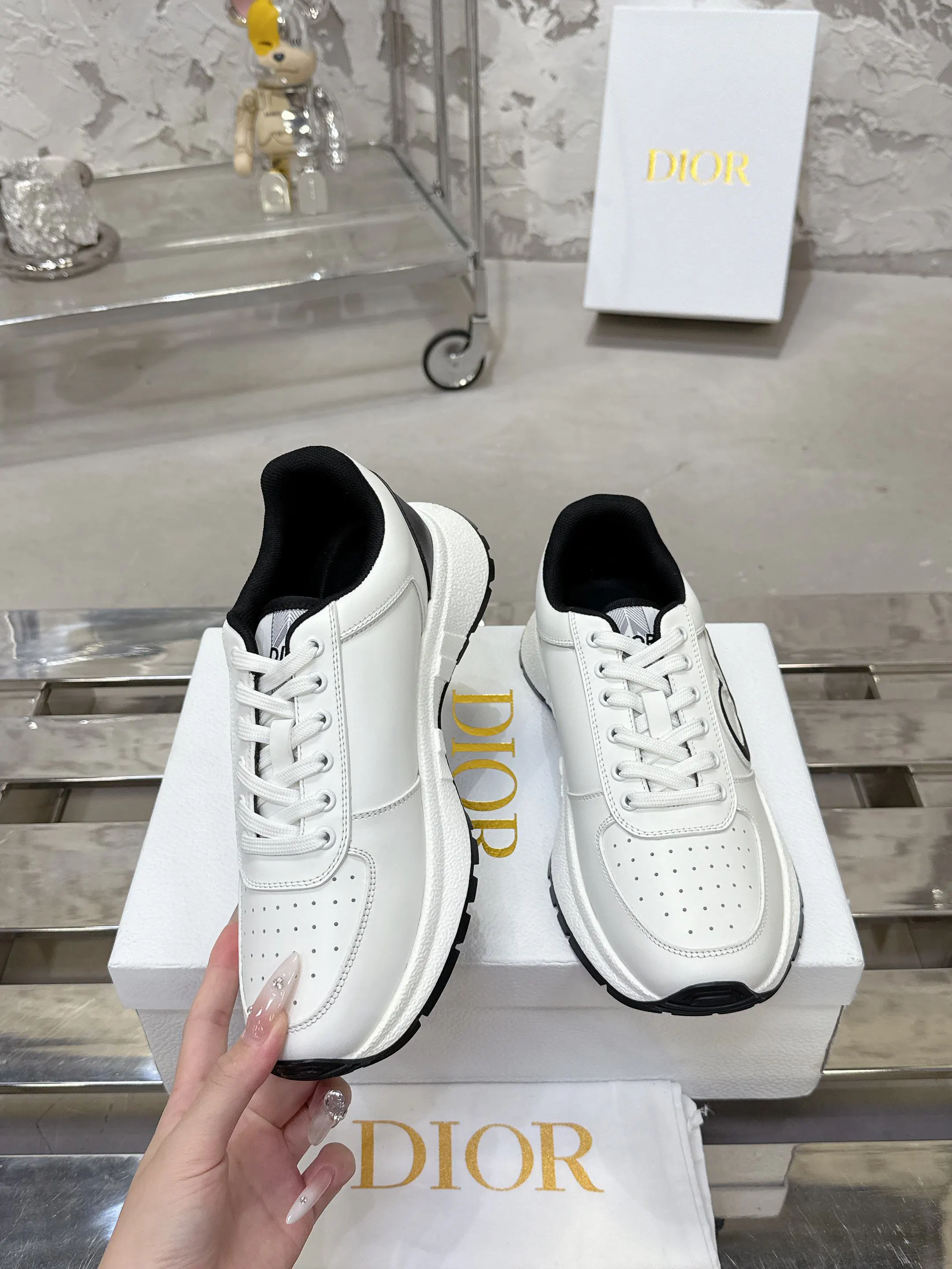 Dior 白色牛皮运动鞋 舒适