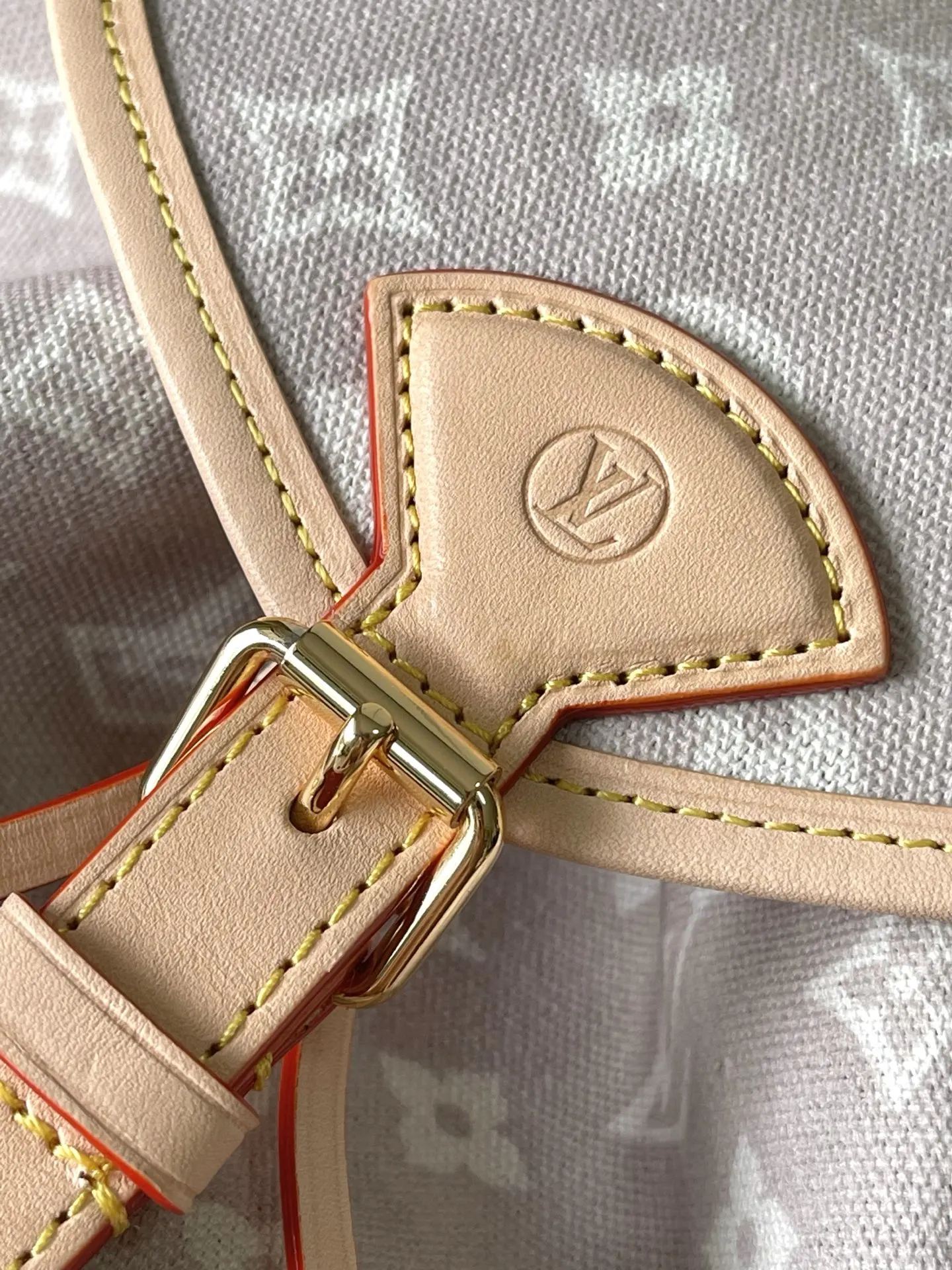 LV 帆布 帆布包身搭 可拆卸猫咪造型钥匙包 充裕空间可收納日常 雙肩包 实用雙肩款