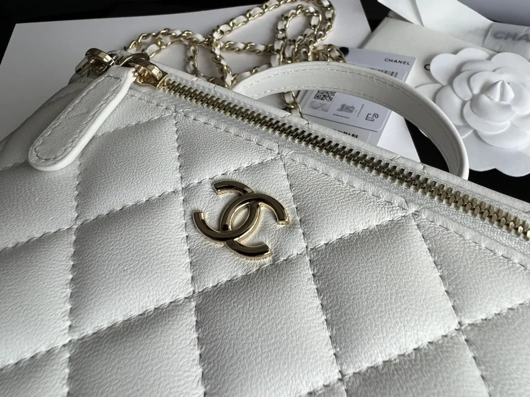 CHANEL 19 Bag 白色羊皮菱格链条包 礼盒款