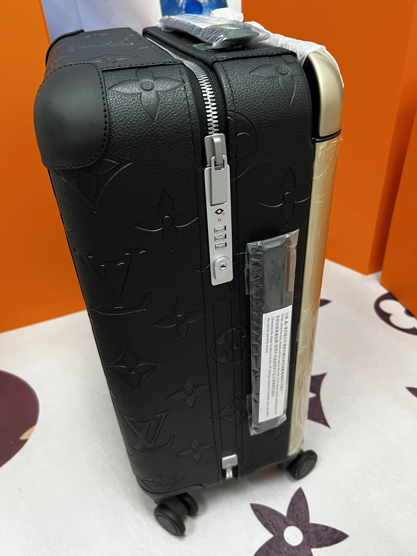LV 赠送 保护套一个 防尘袋一个 共 只 行李箱 旅行拉杆款 輕便出行款