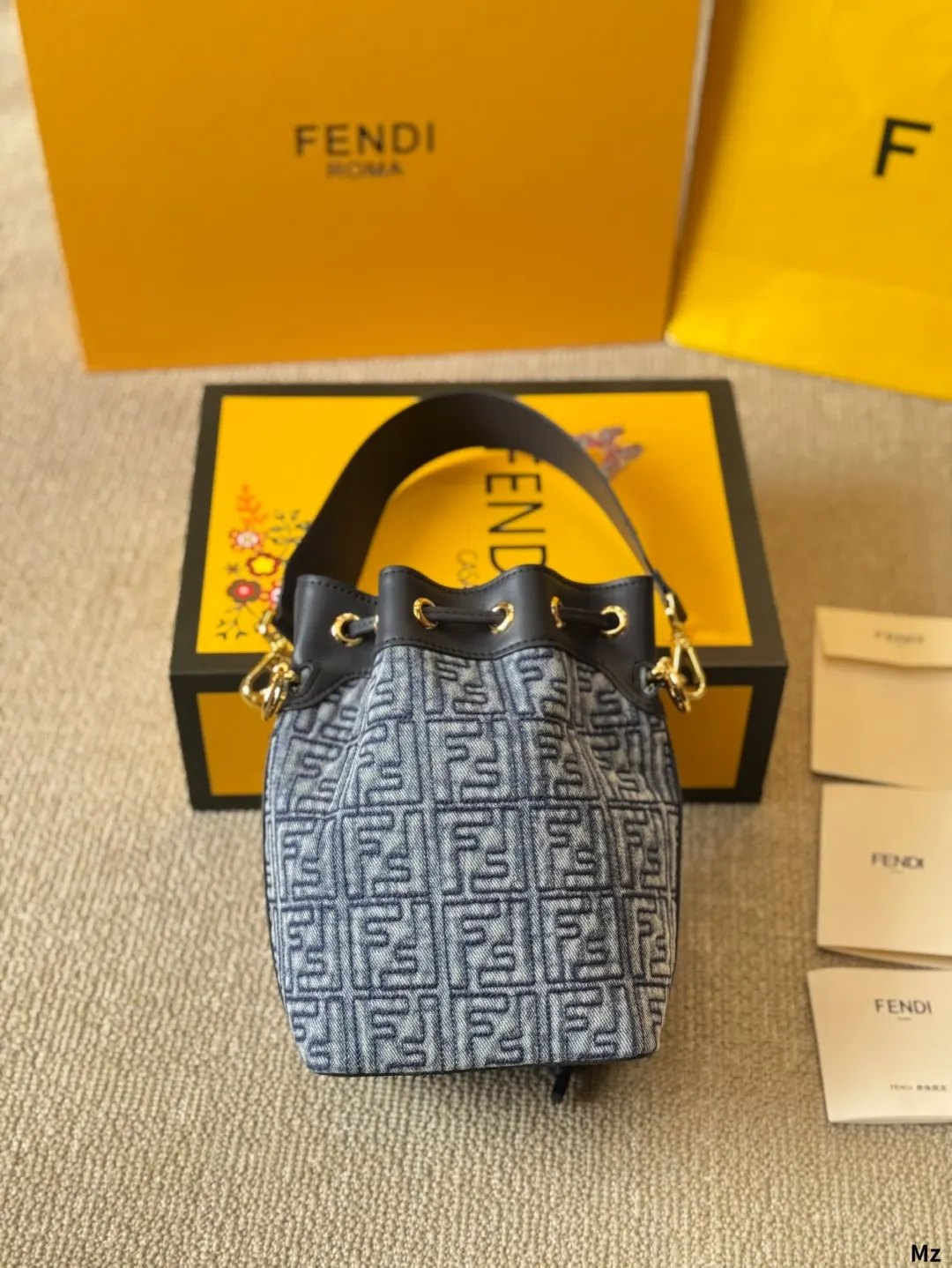 Fendi 一长一短两条可拆卸肩带 可單肩背或斜挎 水桶包 休閒水桶款