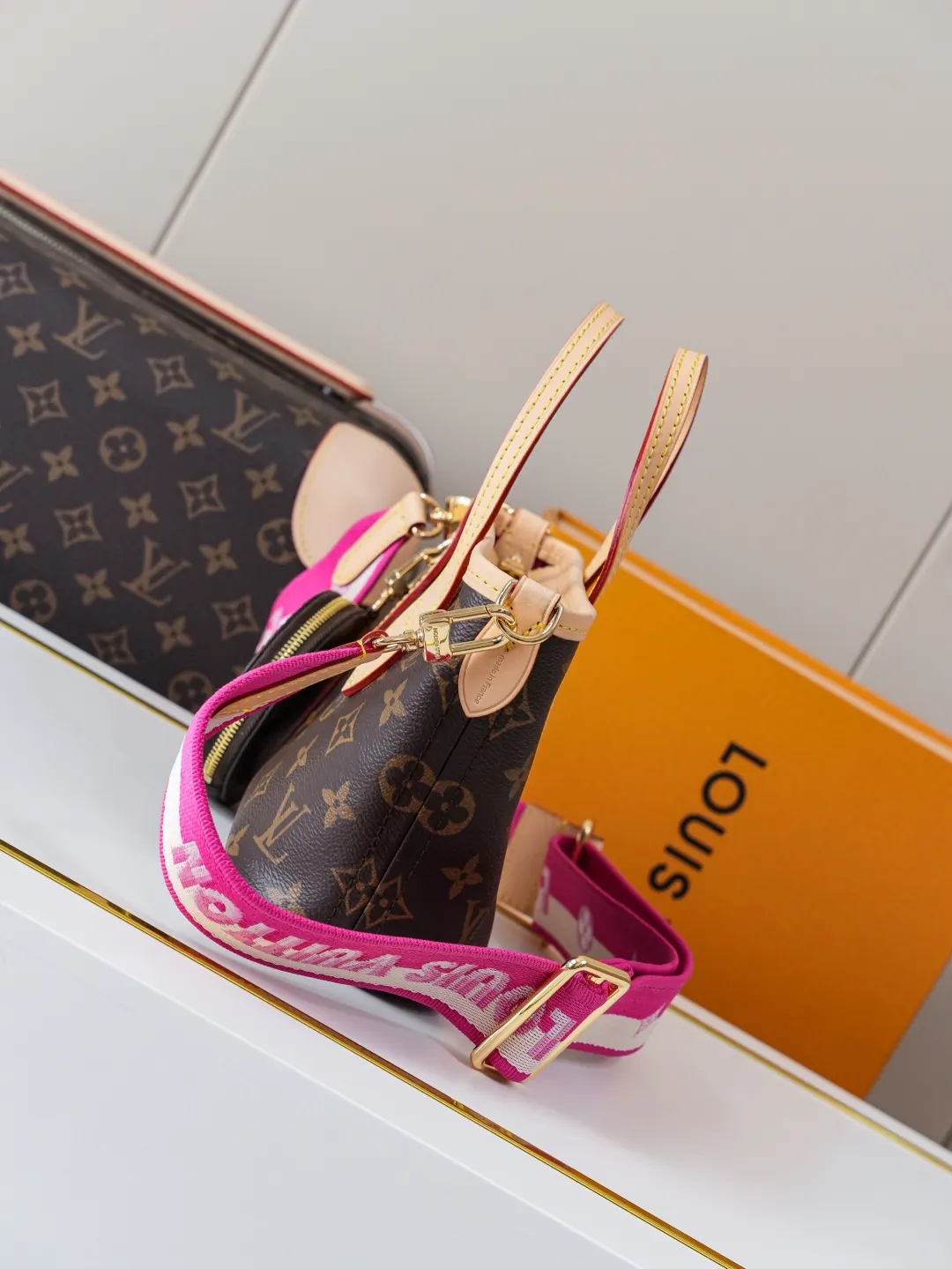 LV Neverfull tote bag, high-capacity commuter model Image 2 LV Neverfull tote bag, high-capacity commuter model Image 2