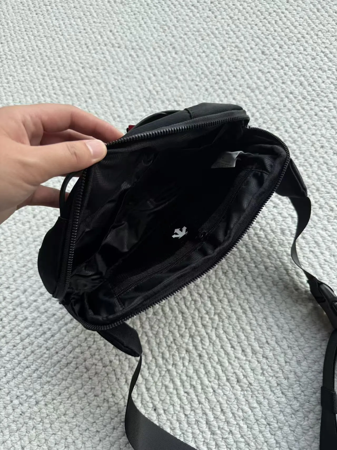 黑色 灰色 创新多場景背负方式 可單肩 斜挎 手拎 也可作为腰包 休閒腰包款