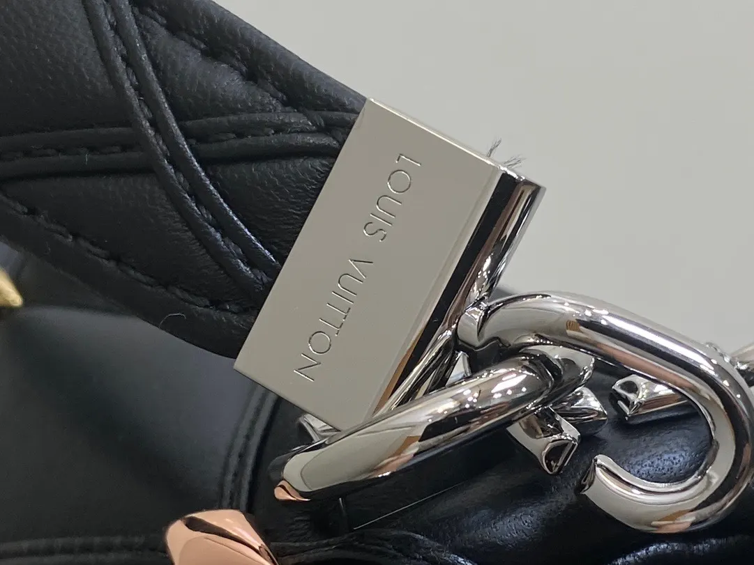 LV 黑色 羊皮 鏈條包 精致鏈條款(數字9) LV 黑色 羊皮 鏈條包 精致鏈條款(數字9)