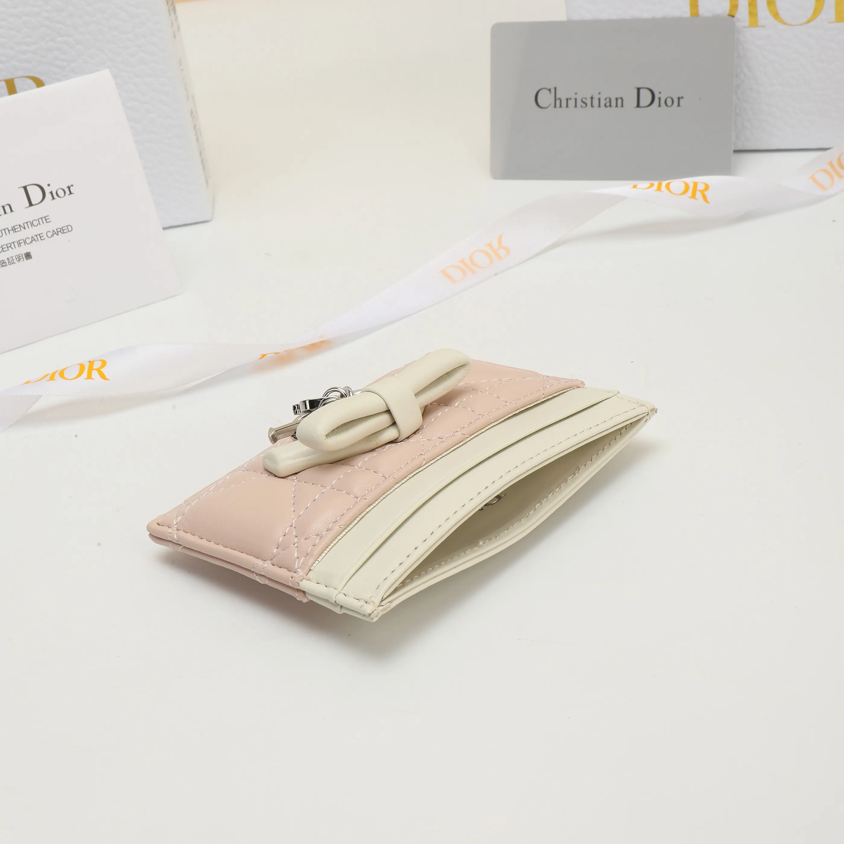 Dior Lady Dior Lady 白色羊皮卡夾 精緻配飾(數字8) Dior Lady Dior Lady 白色羊皮卡夾 精緻配飾(數字8)