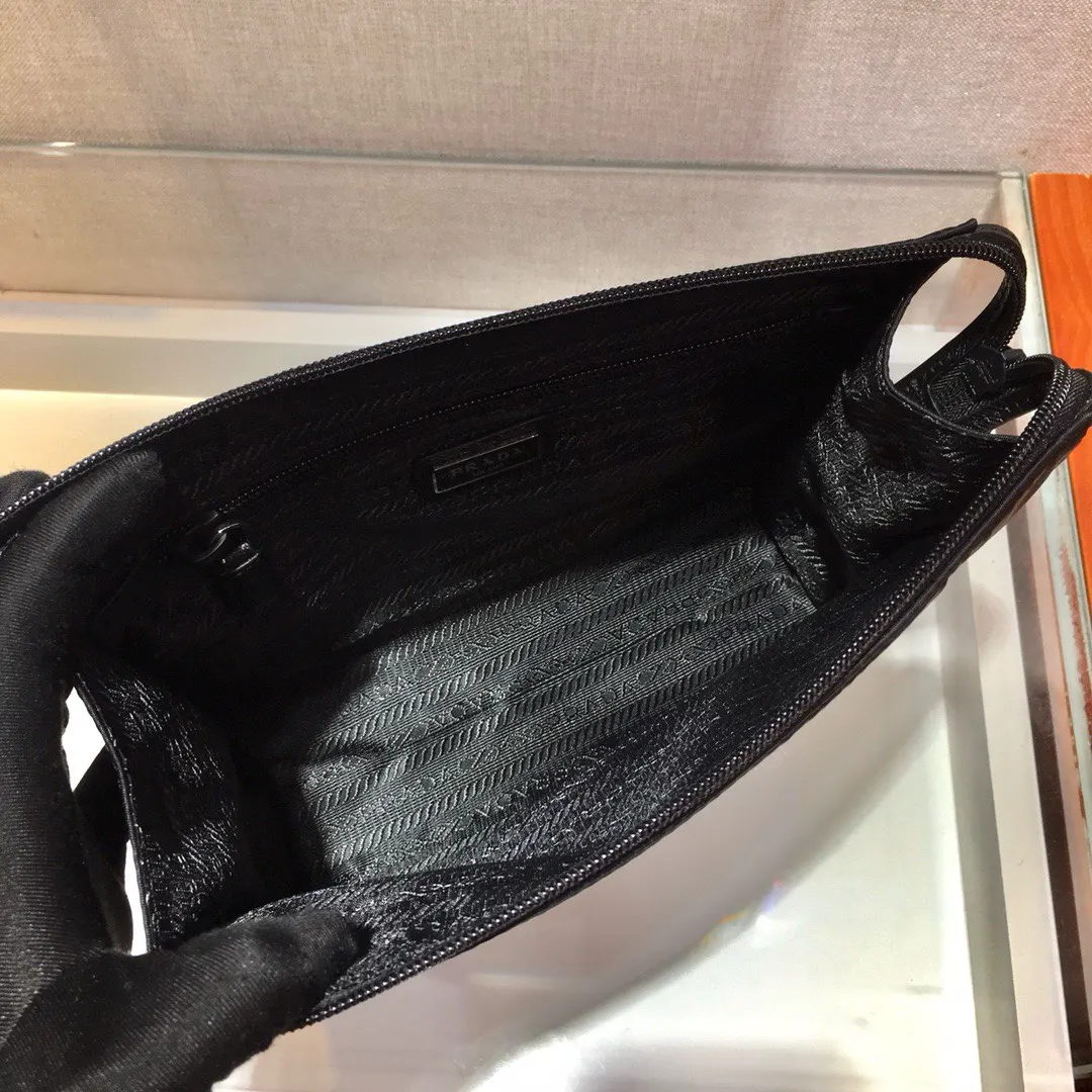 Prada Re-Nylon 皮革 三角标 手拿包