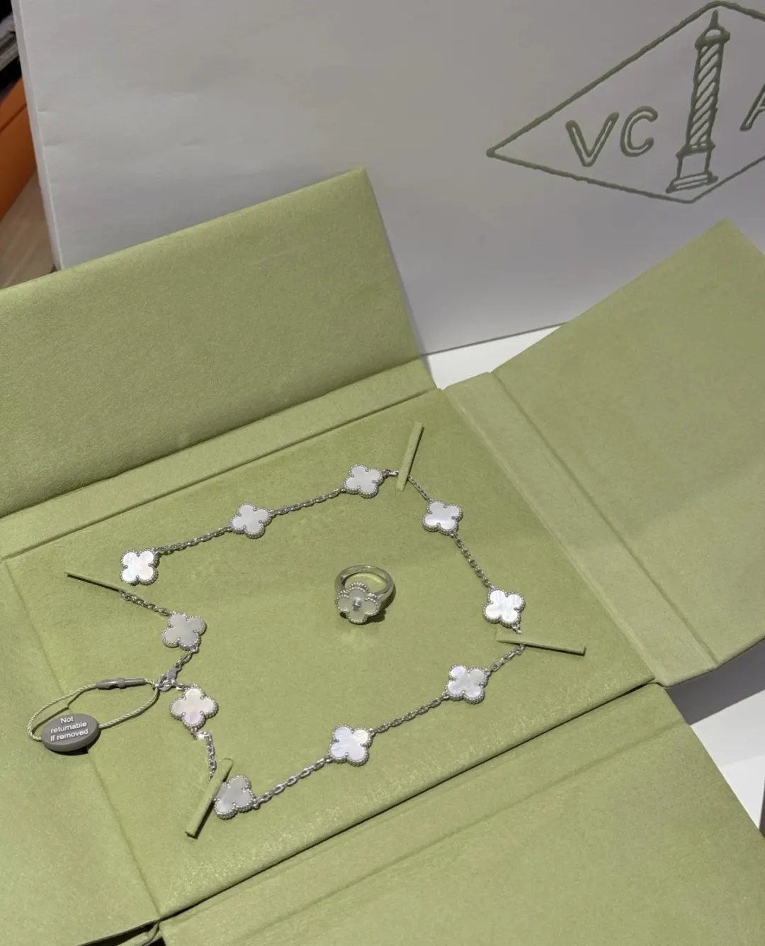 Van Cleef 贝母 四叶草 項鍊 精致锁骨链款(數字6) Van Cleef 贝母 四叶草 項鍊 精致锁骨链款(數字6)