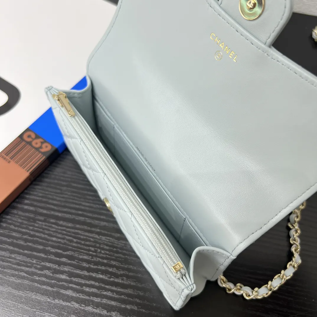CHANEL 22 Bag 浅蓝色羊皮链条包 单肩款