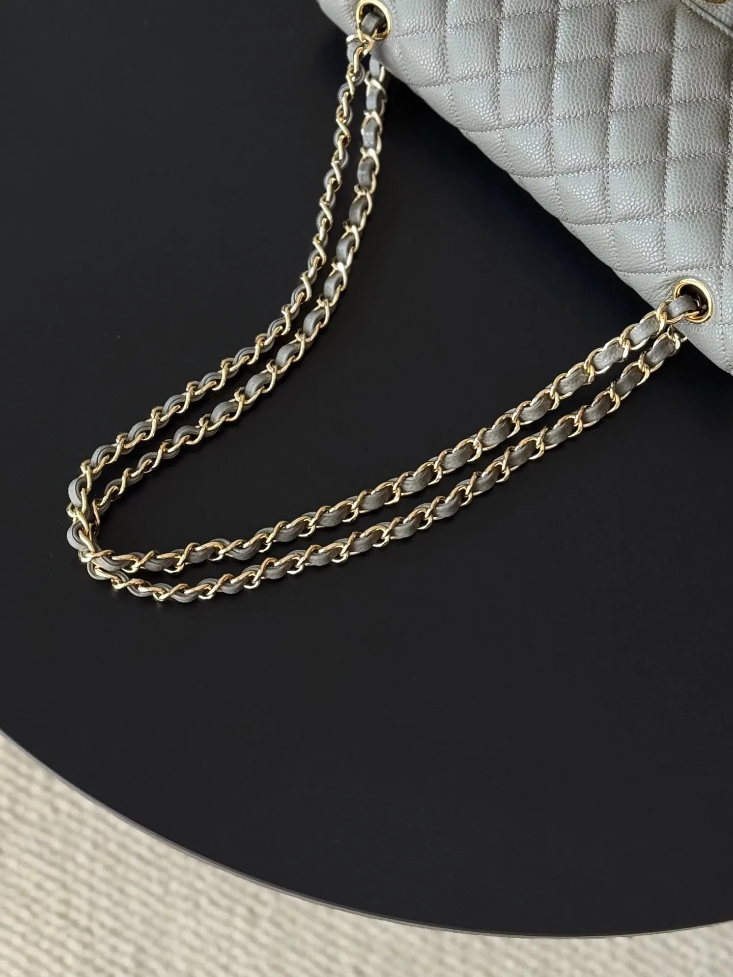 Chanel 深灰色魚子醬牛皮翻蓋鏈條包 金扣