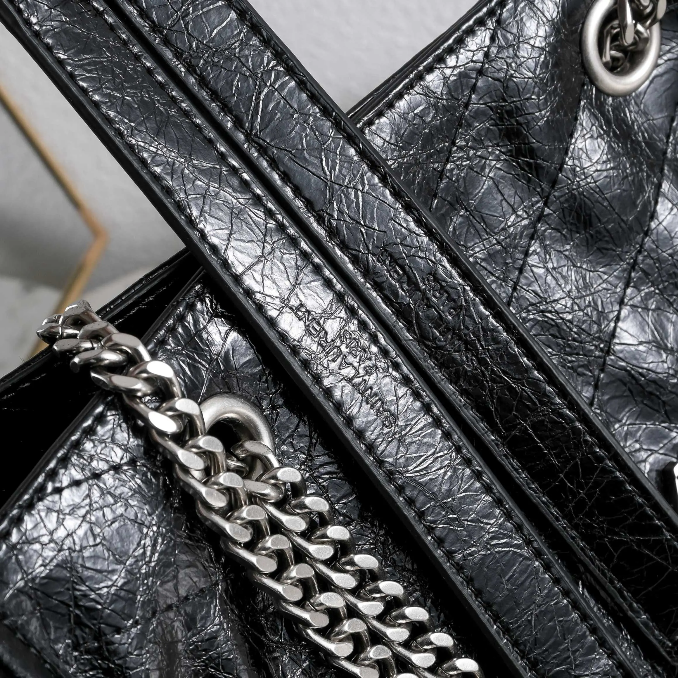 牛皮 油蜡牛皮材质 表面自然褶皱 手感软糯又耐用 鏈條包 精致鏈條款