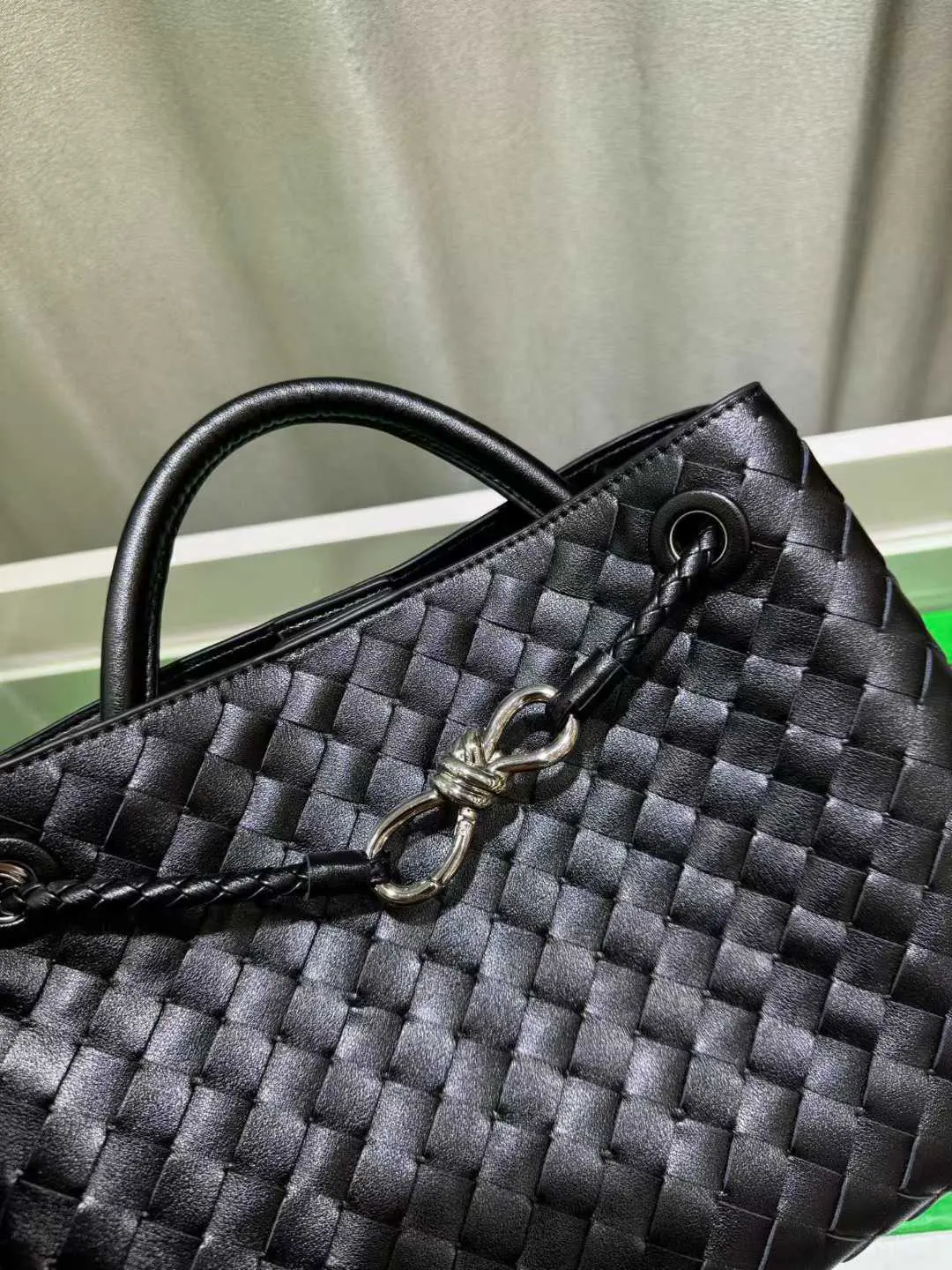 Bottega Veneta 黑色 银色 斜挎包 轻便斜挎款