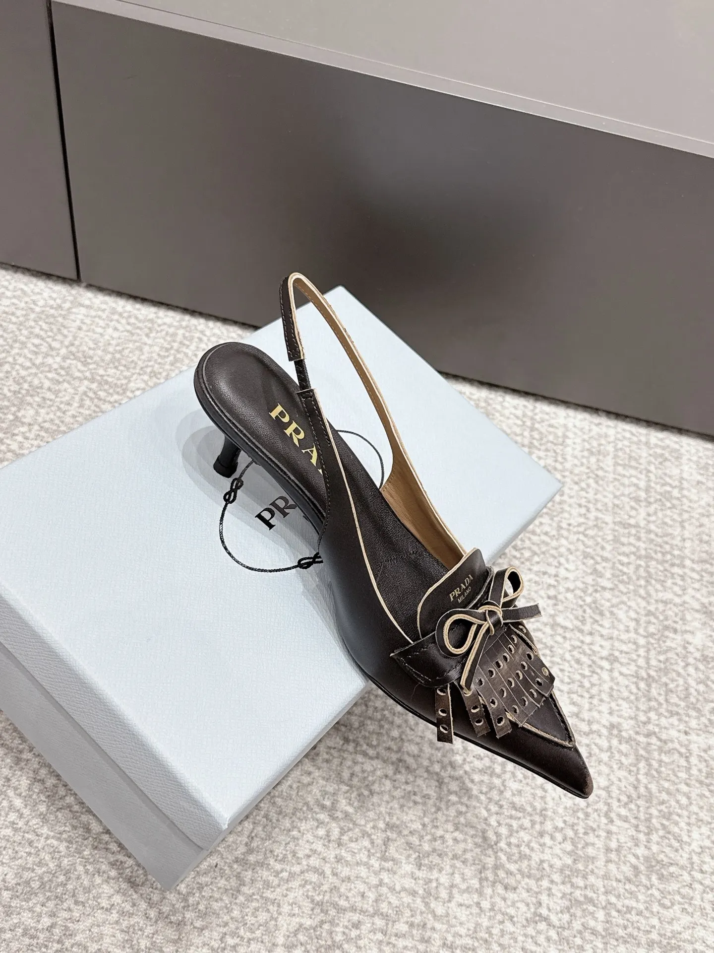 Prada 牛皮 羊皮 休闲鞋 舒适