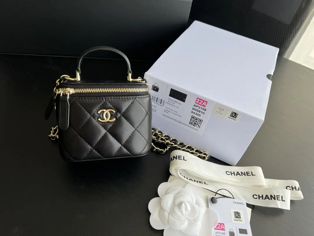 CHANEL 19 Bag 黑色羊皮菱格链条包 金扣款