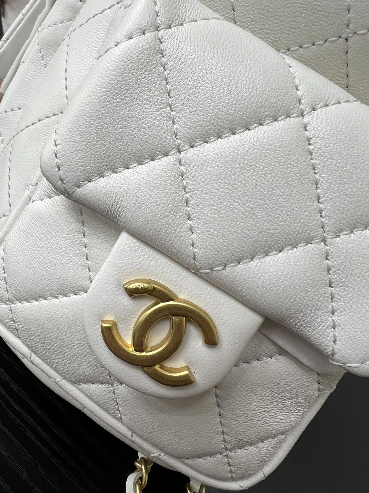CHANEL 白色小羊皮菱格链条双肩包 休闲款