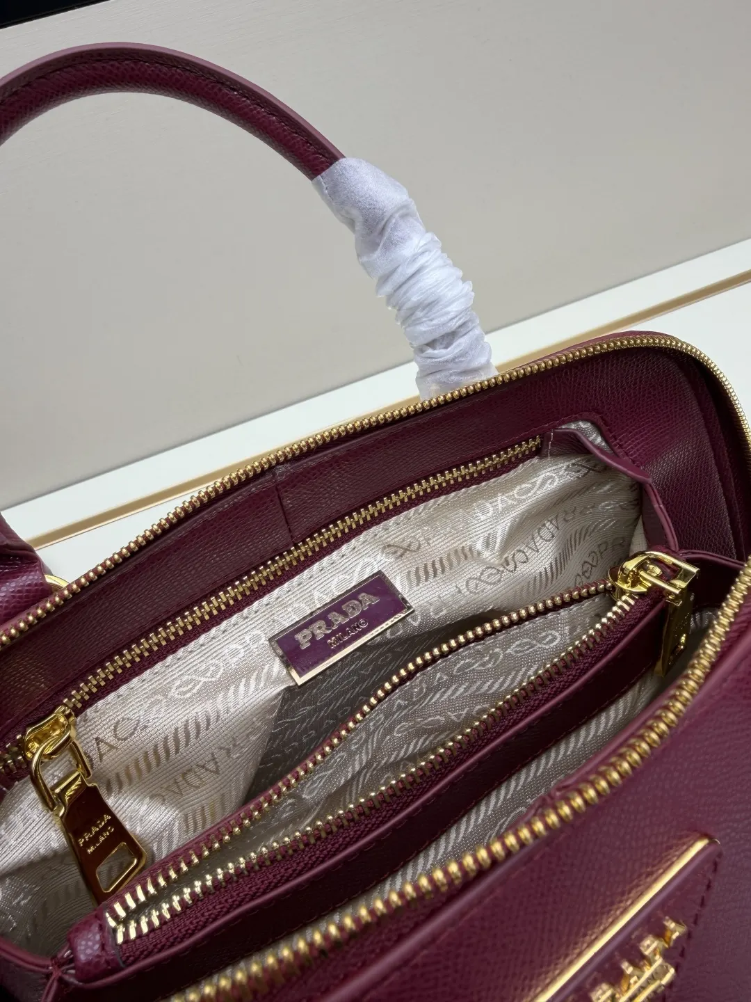 PRADA Saffiano十字纹牛皮 Logo 手提包 日常通勤款