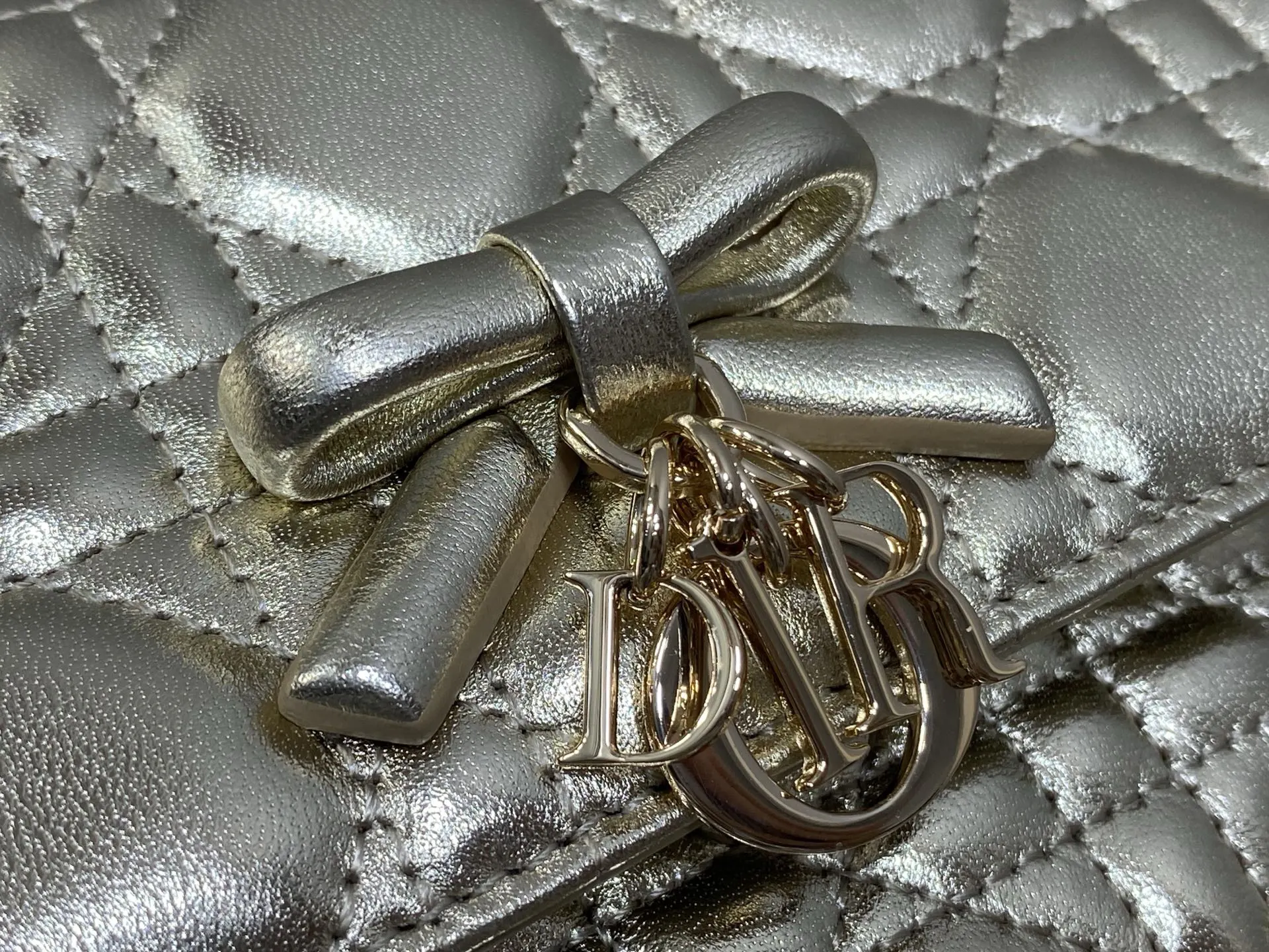 Dior 银色羊皮手拿包 亮面晚宴