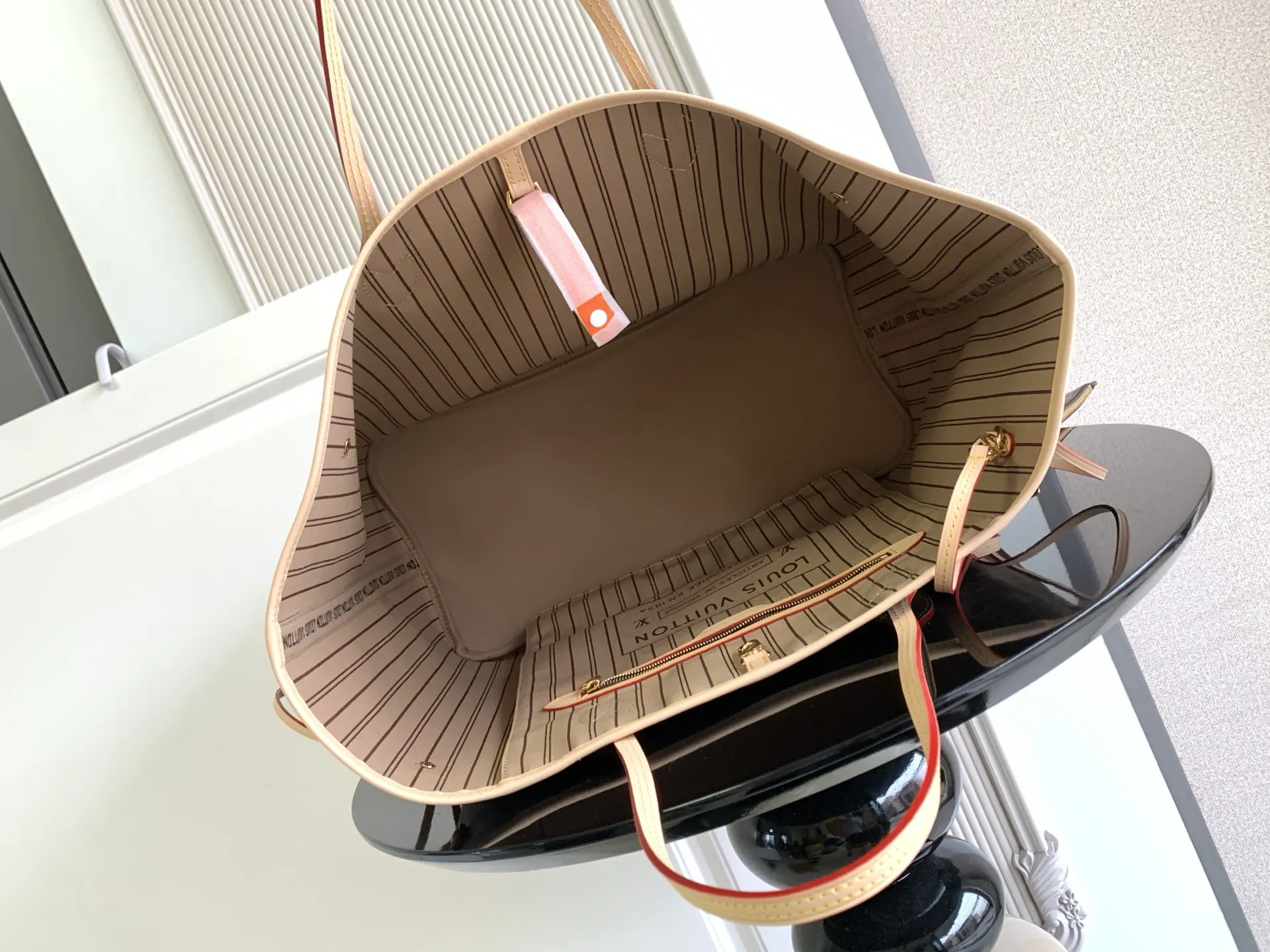 牛皮 两侧饰带无论束紧或舒展 均可展现别样风采 托特包 大容量托特款