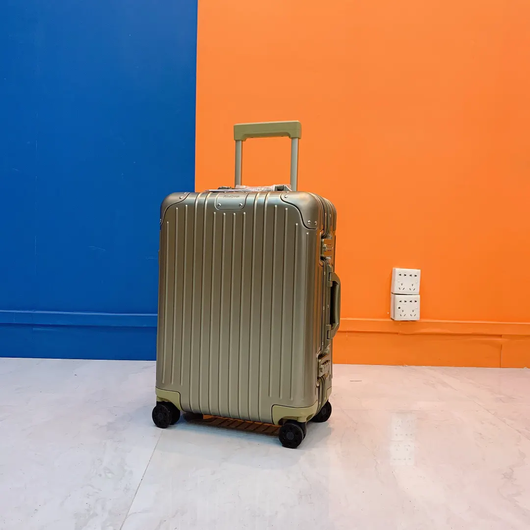 Rimowa Black Silver Suitcase Travel Lightweight Image 9 Rimowa Black Silver Suitcase Travel Lightweight Image 9