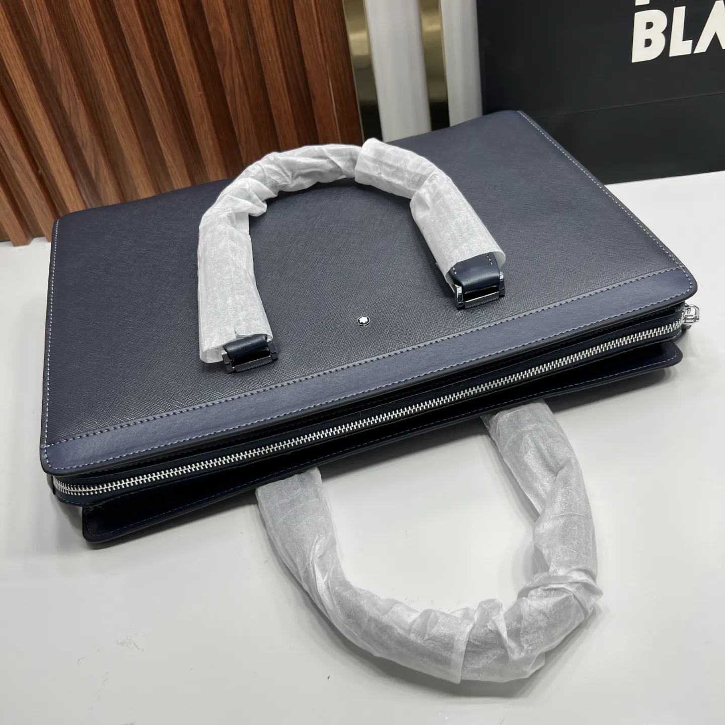 黑色 蓝色 沉稳不张扬 是成年人职场里不动声色的底气 公文包 商务通勤款