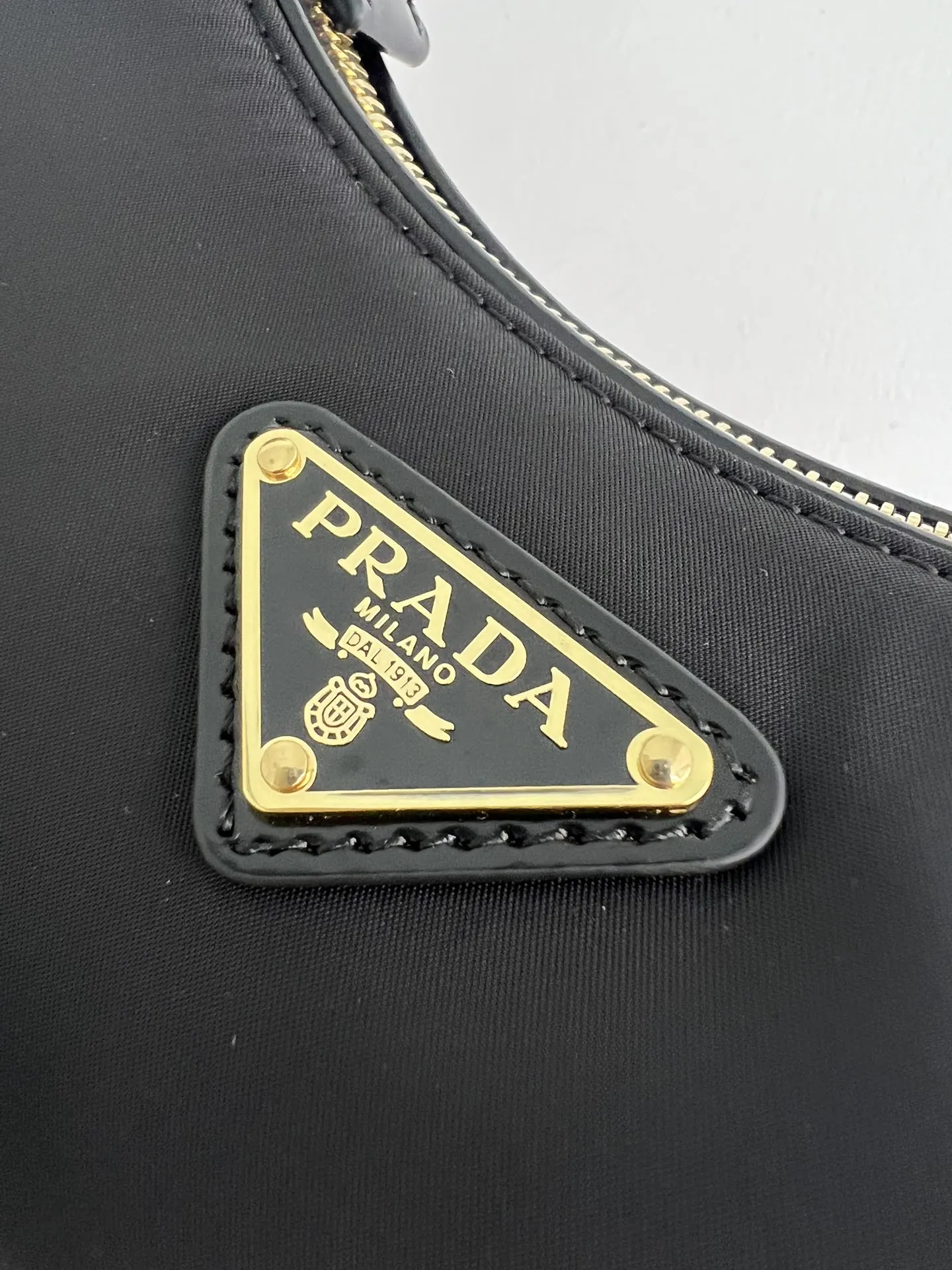 Prada 尼龙 牛皮 羊皮 双肩背包 轻便实用