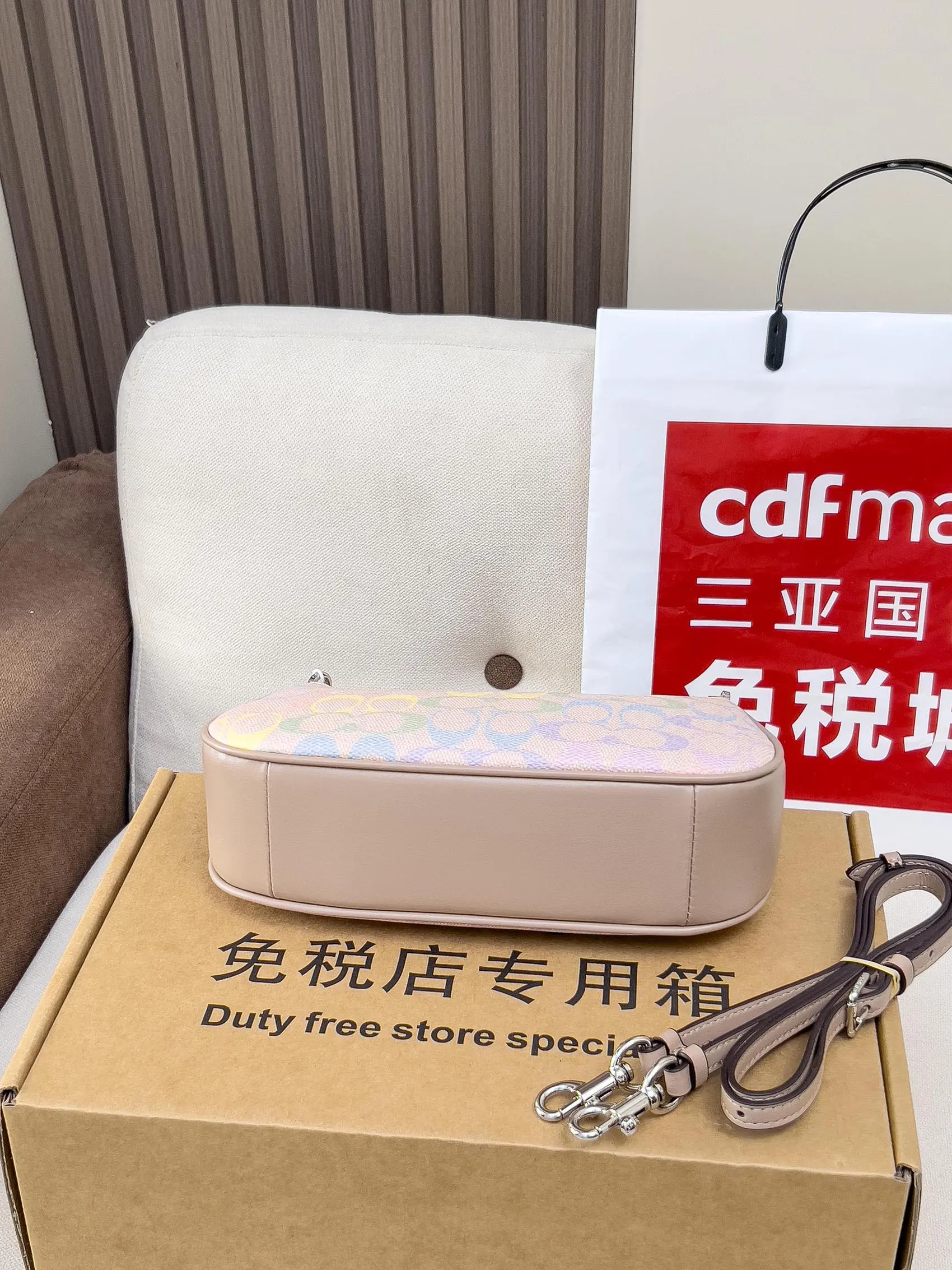 Coach 牛皮 图片 新色 Teri腋下麻将包 腋下包 復古腋下背款