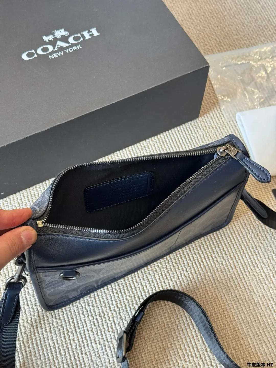 Crossbody Bag Lightweight Classic Leather