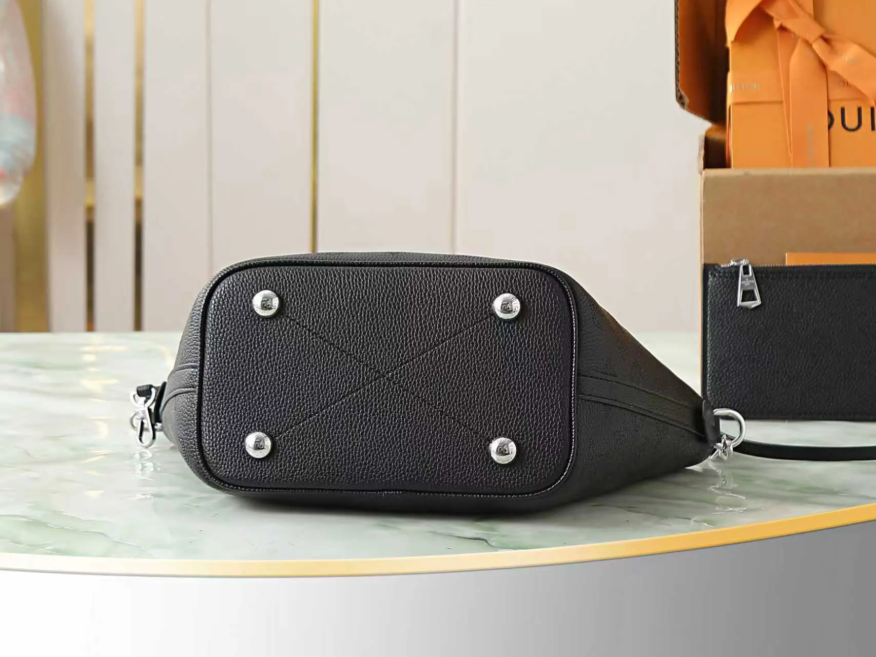 LV black, tote bag, large-capacity commuter model Image 4 LV black, tote bag, large-capacity commuter model Image 4