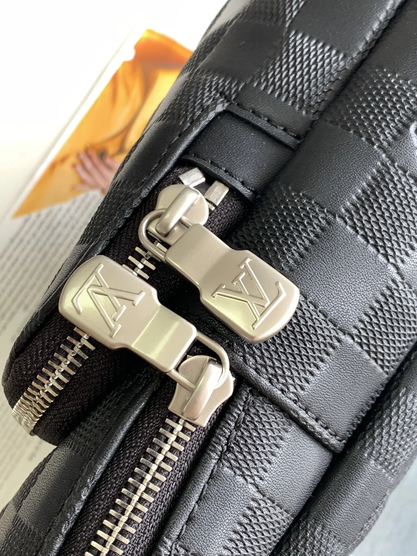 Damier 小巧轻盈 袋形贴合身体曲线 是现代活跃男士的理想小型 单肩包 日常单肩背款