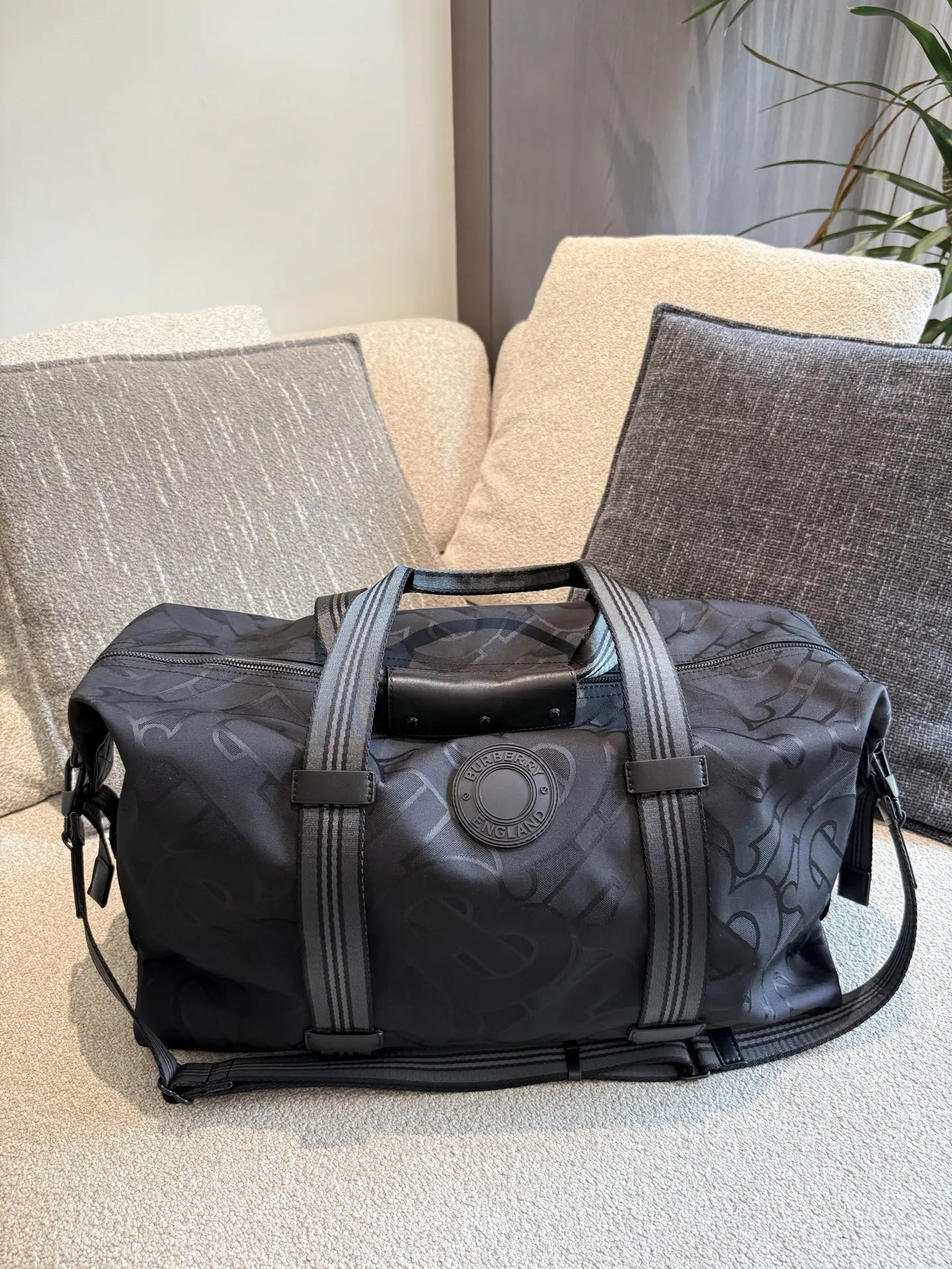 Burberry 黑色 牛皮 旅行袋 大容量旅行款(數字9) Burberry 黑色 牛皮 旅行袋 大容量旅行款(數字9)
