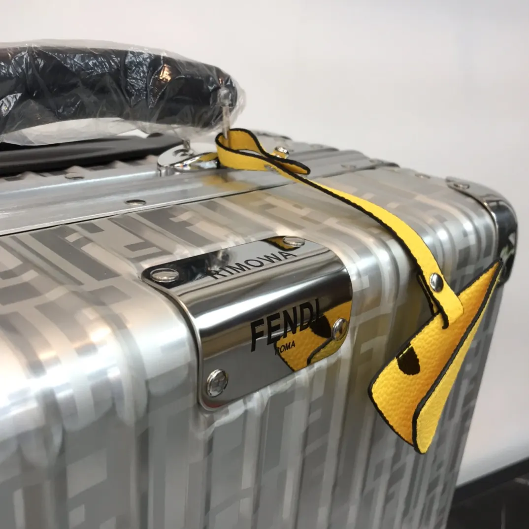 Fendi 黑色 蓝色 rimowa 一见钟情或许就是当你第一眼见到它的 行李箱 旅行拉杆款 轻便出行款