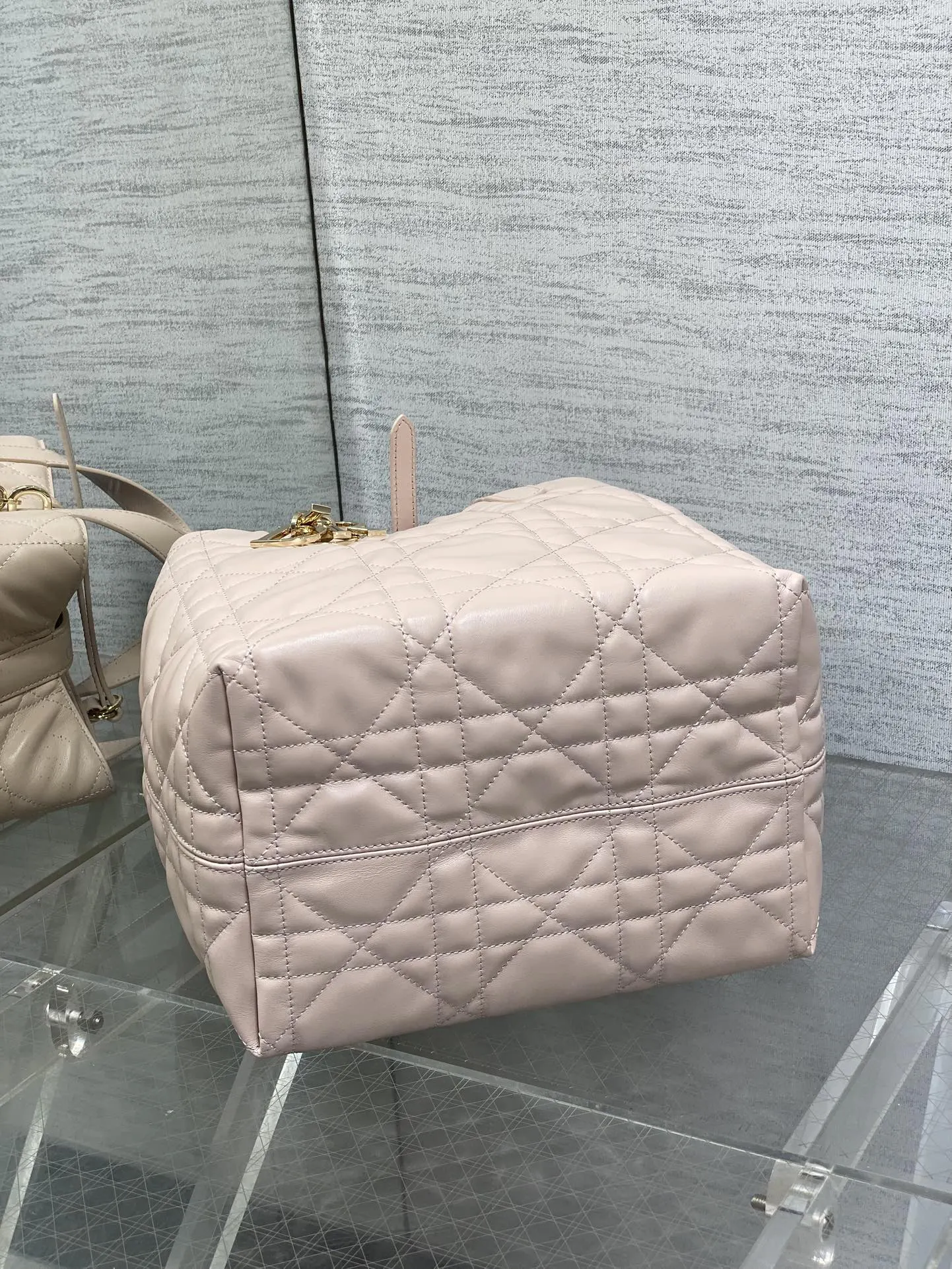 小牛皮 中号粉 Toujours竖版系列中号 专属菜 水桶包 休閒水桶款