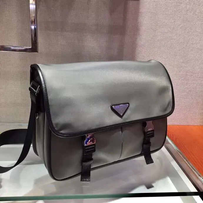 PRADA 2VD768B Re-Nylon尼龙 Saffiano十字纹牛皮 三角标 邮差包 通勤百搭款