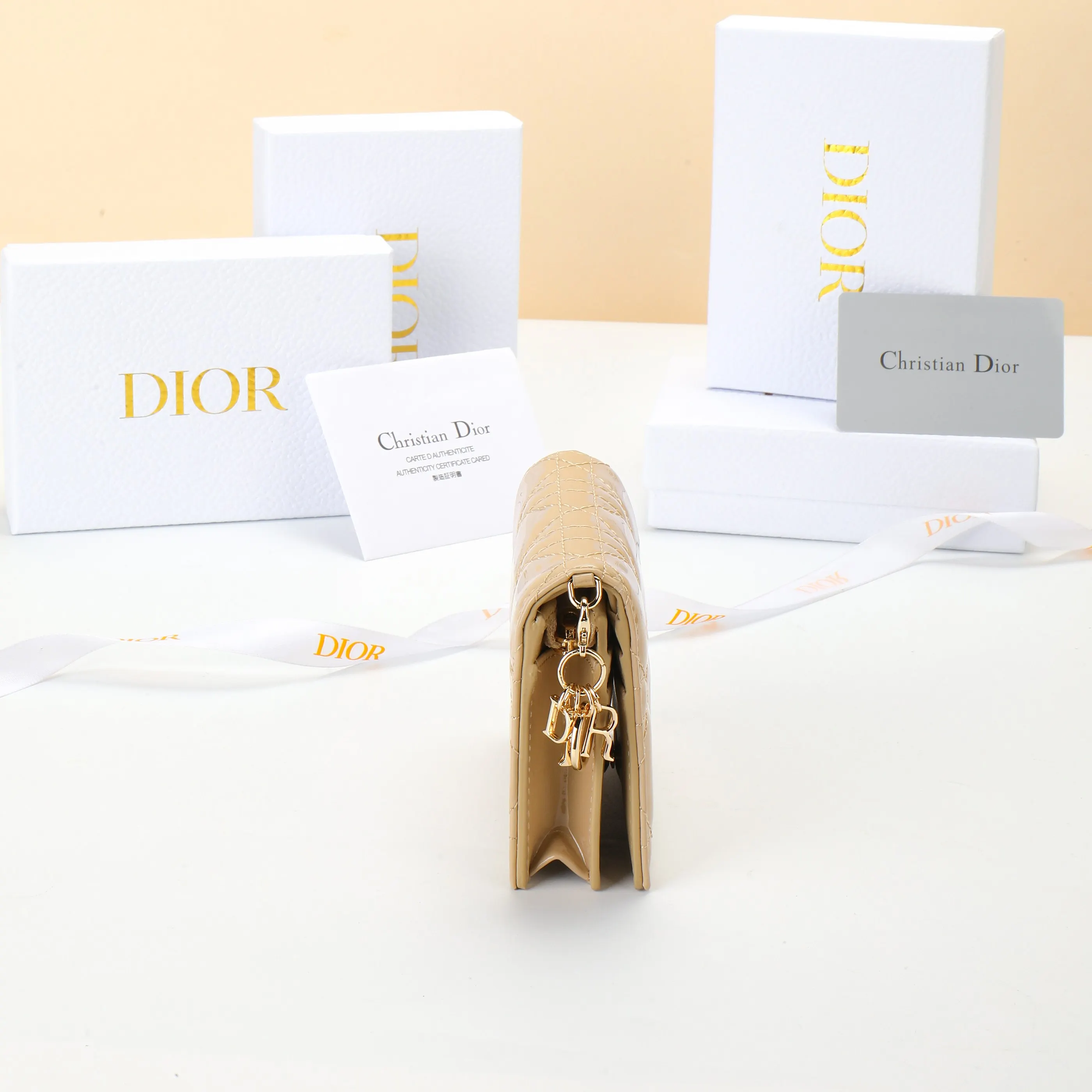 Dior 牛皮錢包 精緻配飾(數字4) Dior 牛皮錢包 精緻配飾(數字4)