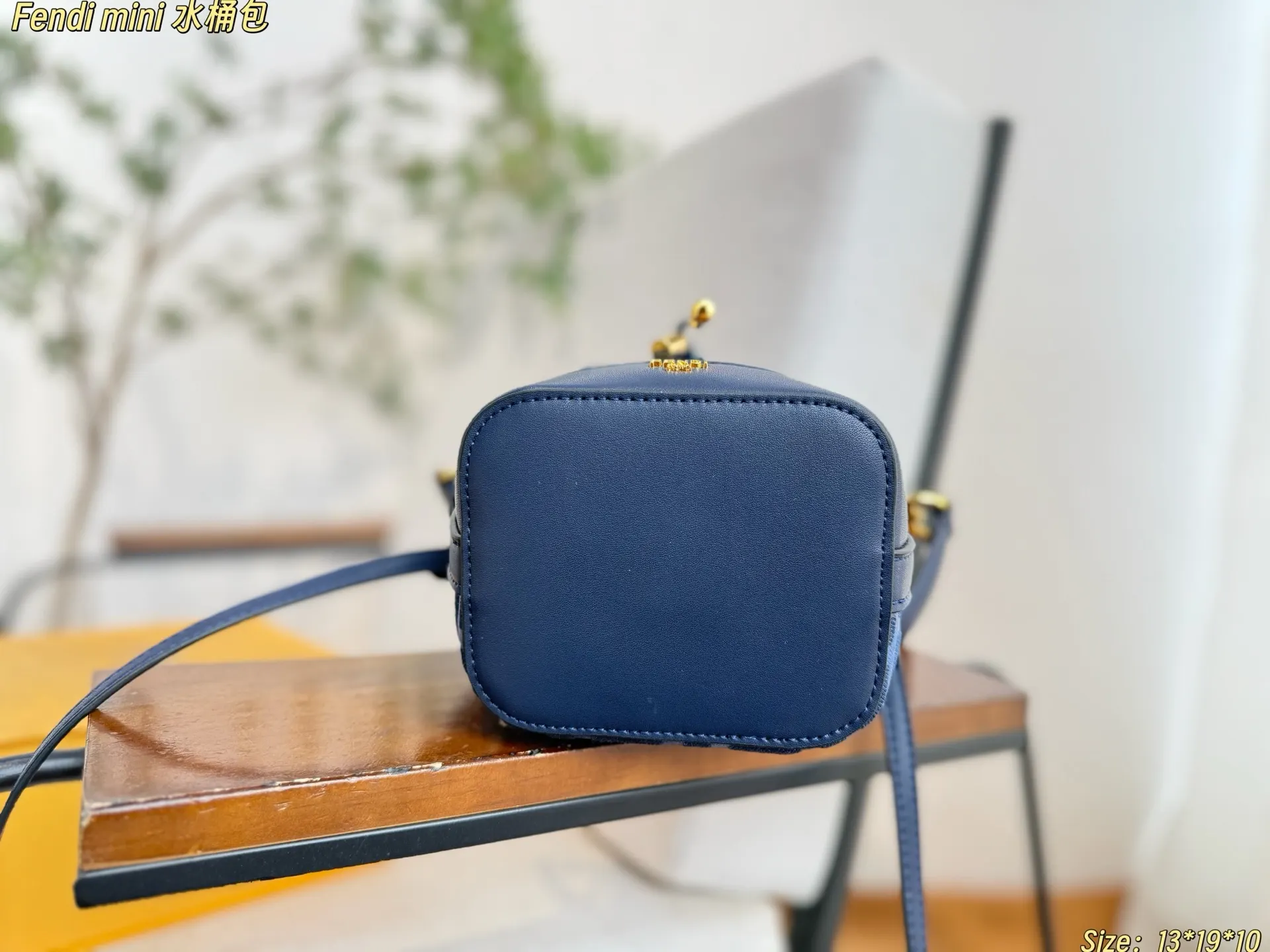 Fendi 一长一短两条可拆卸肩带 可單肩背或斜挎 水桶包 休閒水桶款