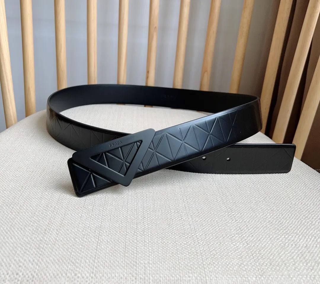 Prada 皮革 亮面 Logo 腰带 通勤搭配