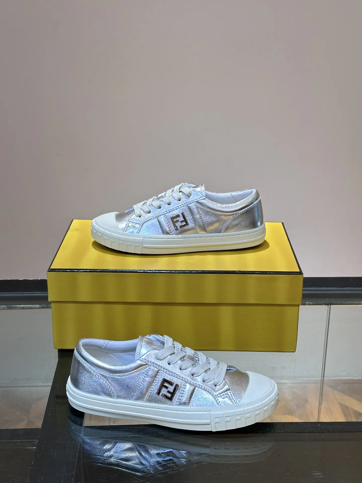Fendi 運動鞋 休閒百搭款(數字4) Fendi 運動鞋 休閒百搭款(數字4)
