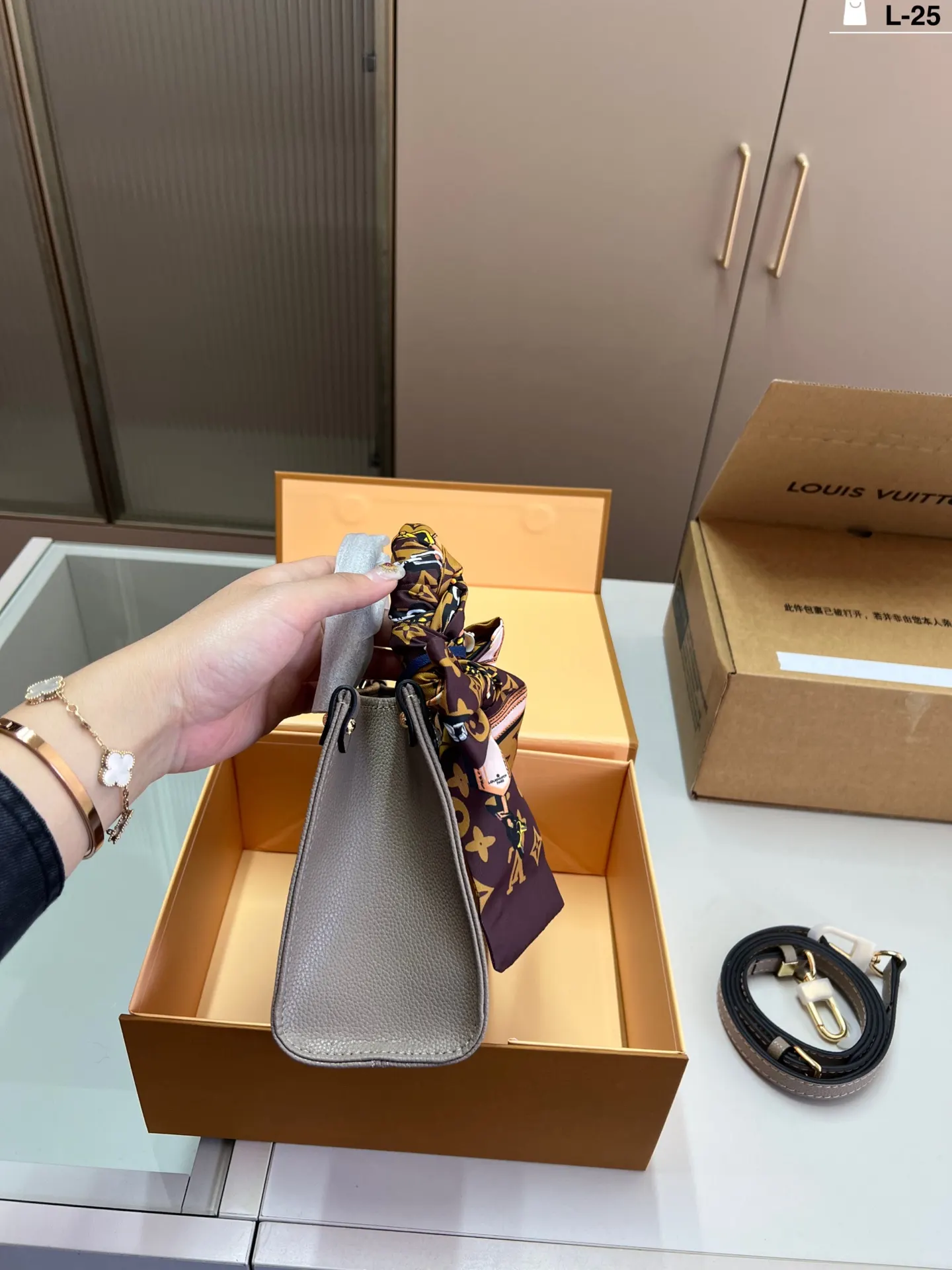 LV 丛林托特包 奢华与經典的大象灰托特 包型方正挺括 非 大容量托特款