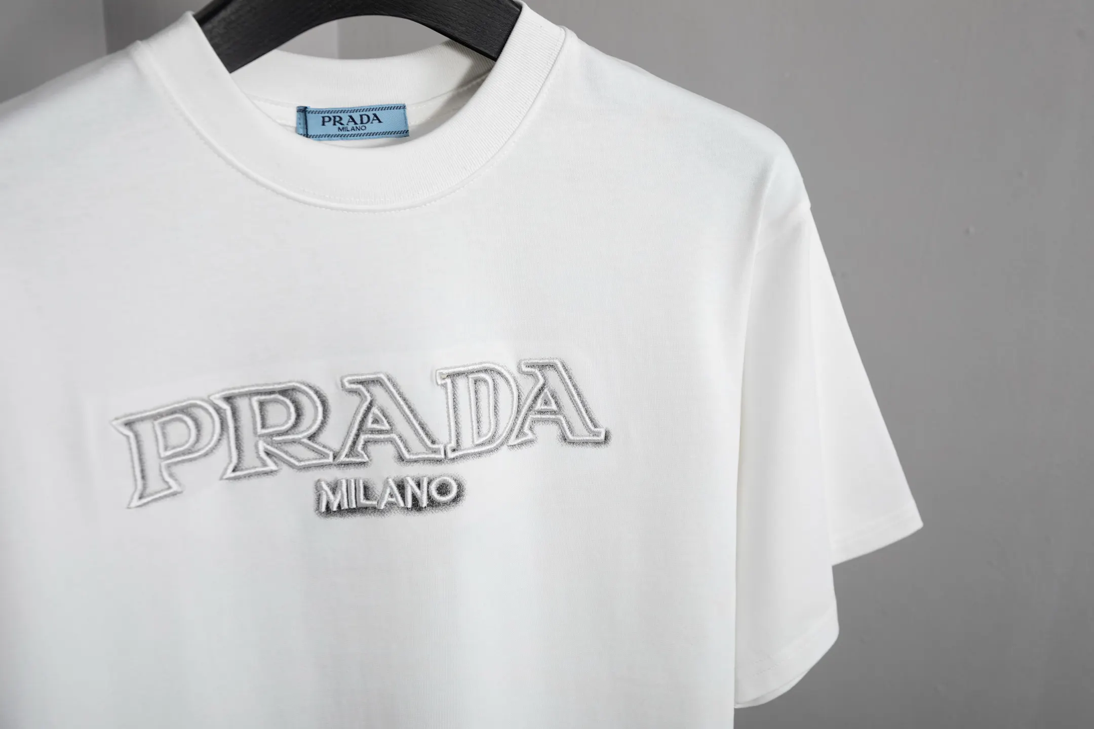 Prada 云雾立体字母刺绣 短袖T恤 高克重休闲