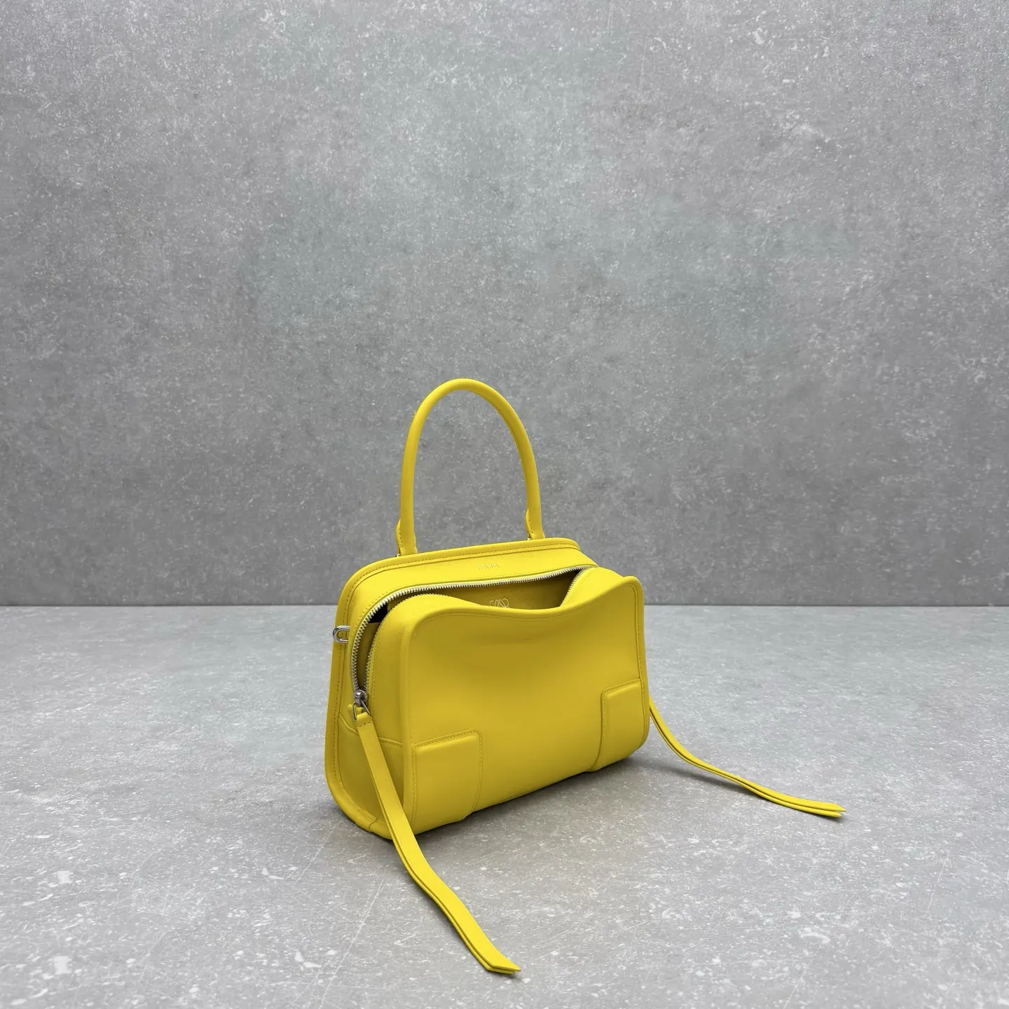Loewe 黄色 皮革 斜挎包 轻便斜挎款