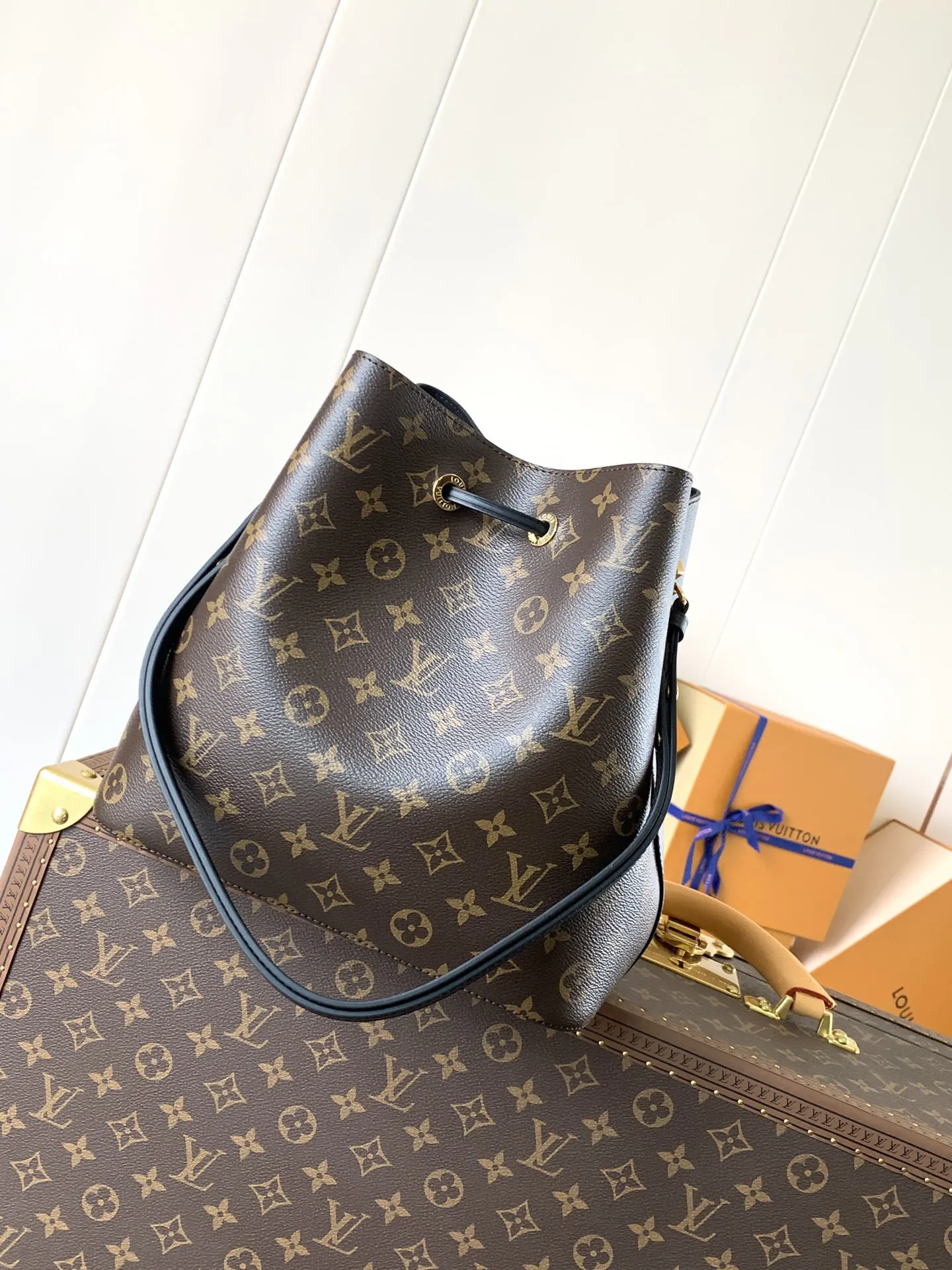 LV 牛皮 Mo涂层帆布一光滑牛皮饰边一超细纤维内 水桶包 休閒水桶款