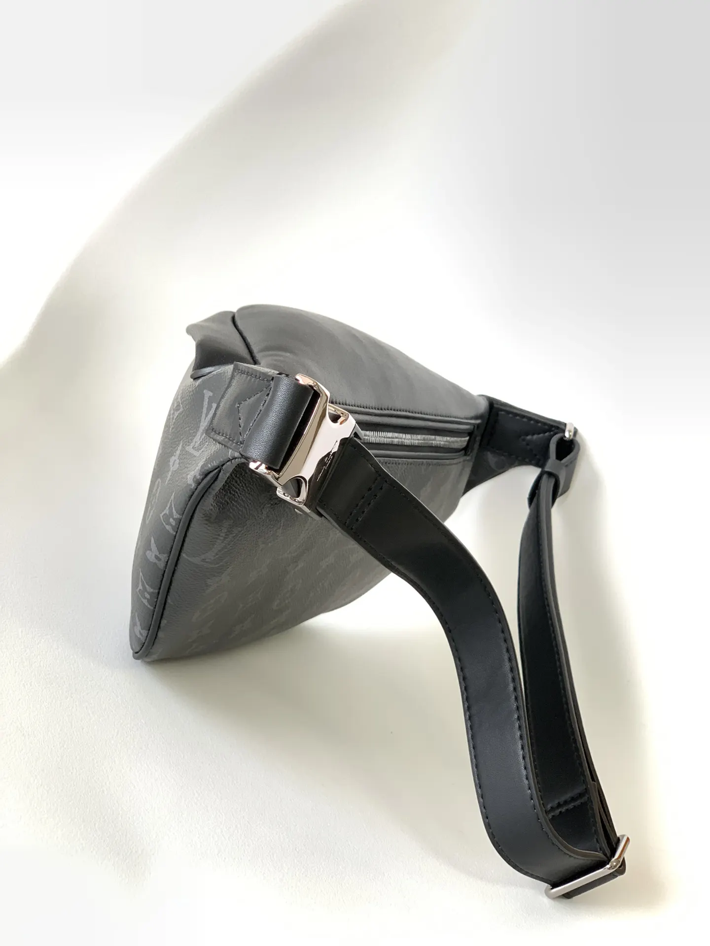 LV Discovery 經典老花 腰包 休閒胸包款(數字2) LV Discovery 經典老花 腰包 休閒胸包款(數字2)