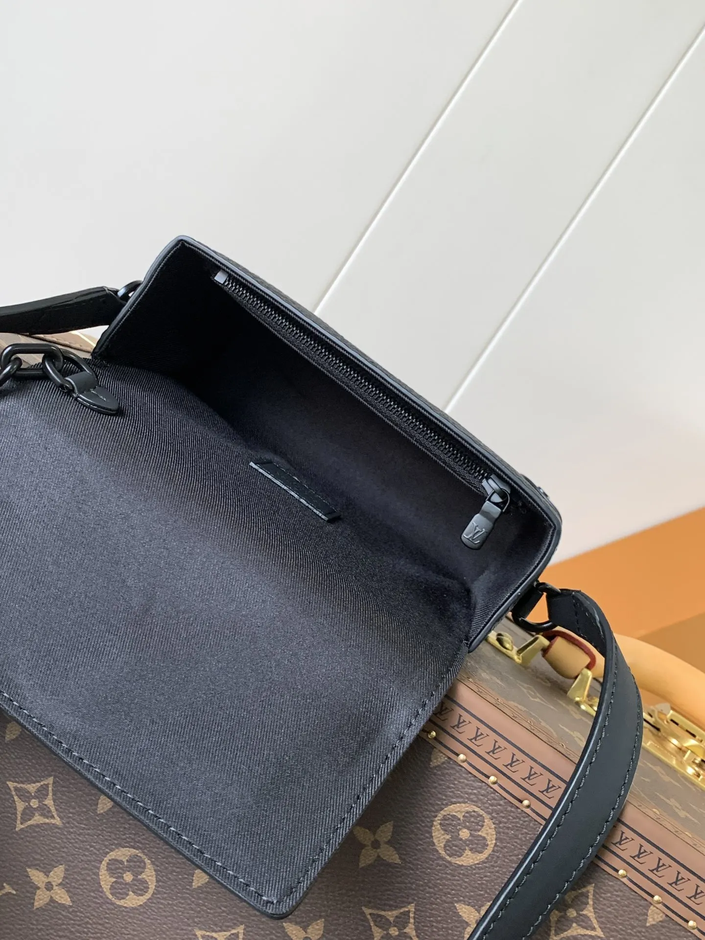 牛皮 拉链内袋稳妥收纳随行物品 可调节肩带实现舒适肩背 链条包 精致链条款