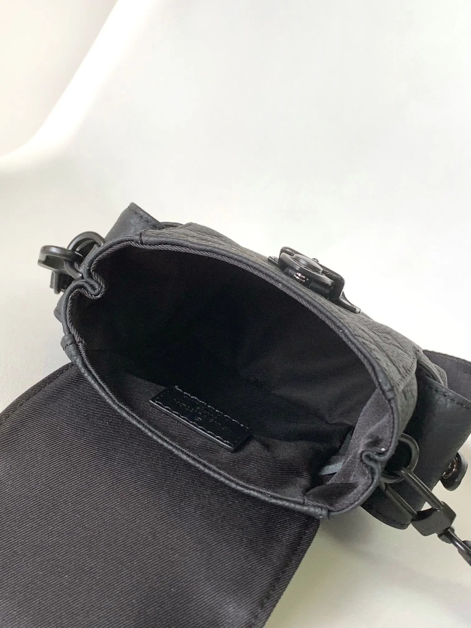 LV 牛皮 可拆卸肩带与 形环增添斜挎选择 亦可作單肩包 雙肩包 实用雙肩款(數字9) LV 牛皮 可拆卸肩带与 形环增添斜挎选择 亦可作單肩包 雙肩包 实用雙肩款(數字9)