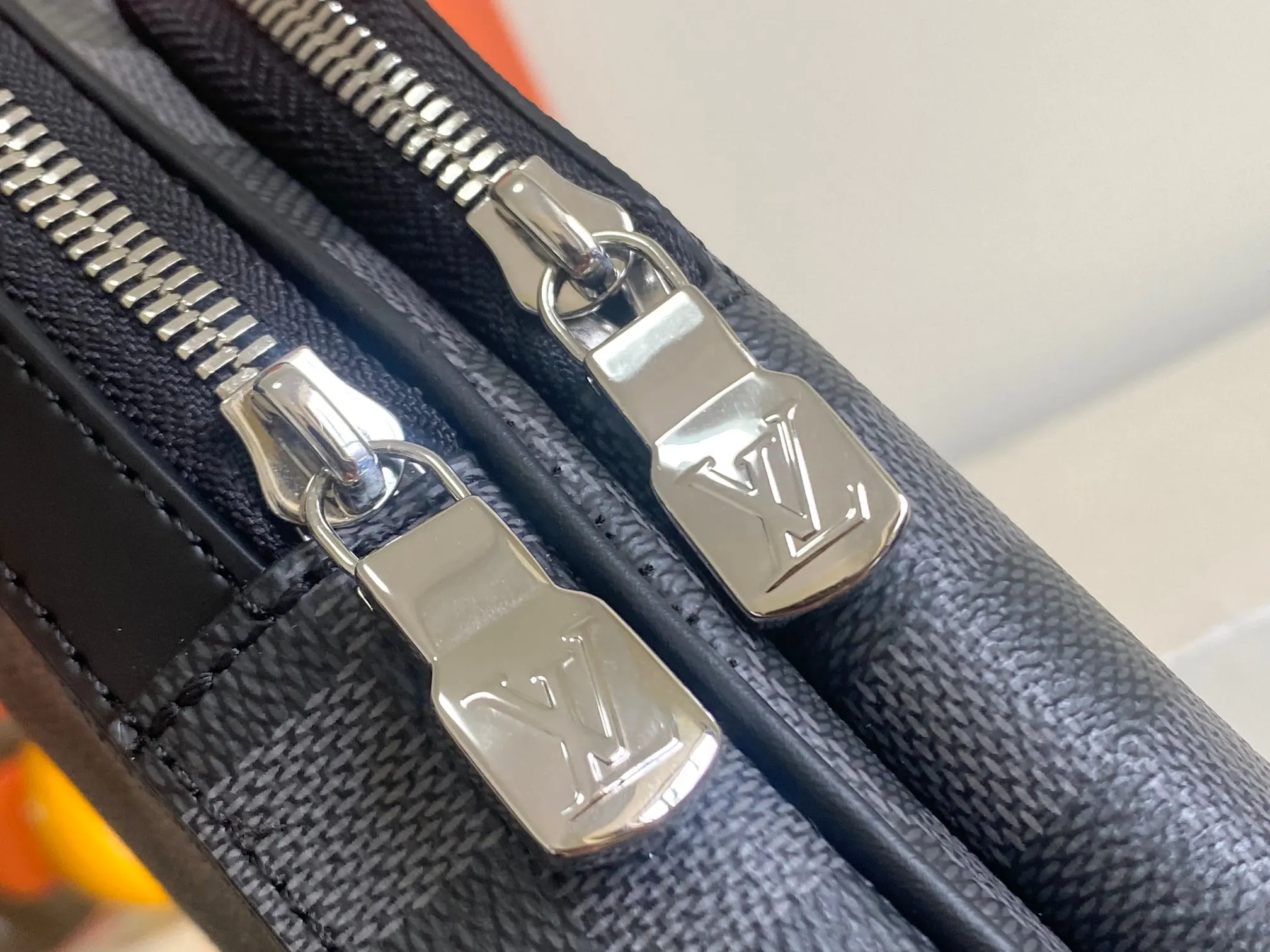 LV 帆布 可调节锦纶肩带可通过 形环固定于左右两侧 帆布肩 单肩包 日常单肩背款