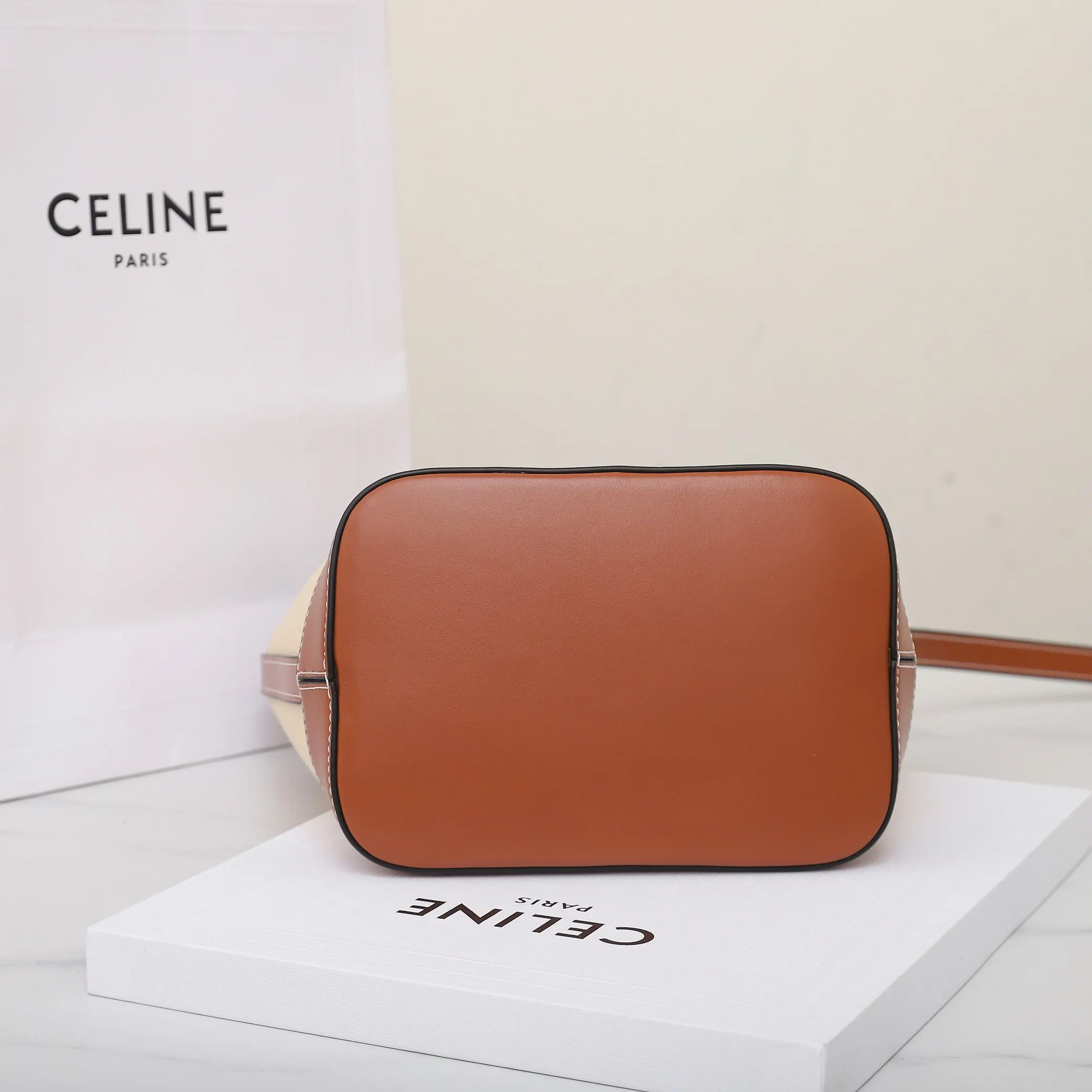 Celine 牛皮 批 意大利进口 开发 水桶包 休閒水桶款(數字9) Celine 牛皮 批 意大利进口 开发 水桶包 休閒水桶款(數字9)