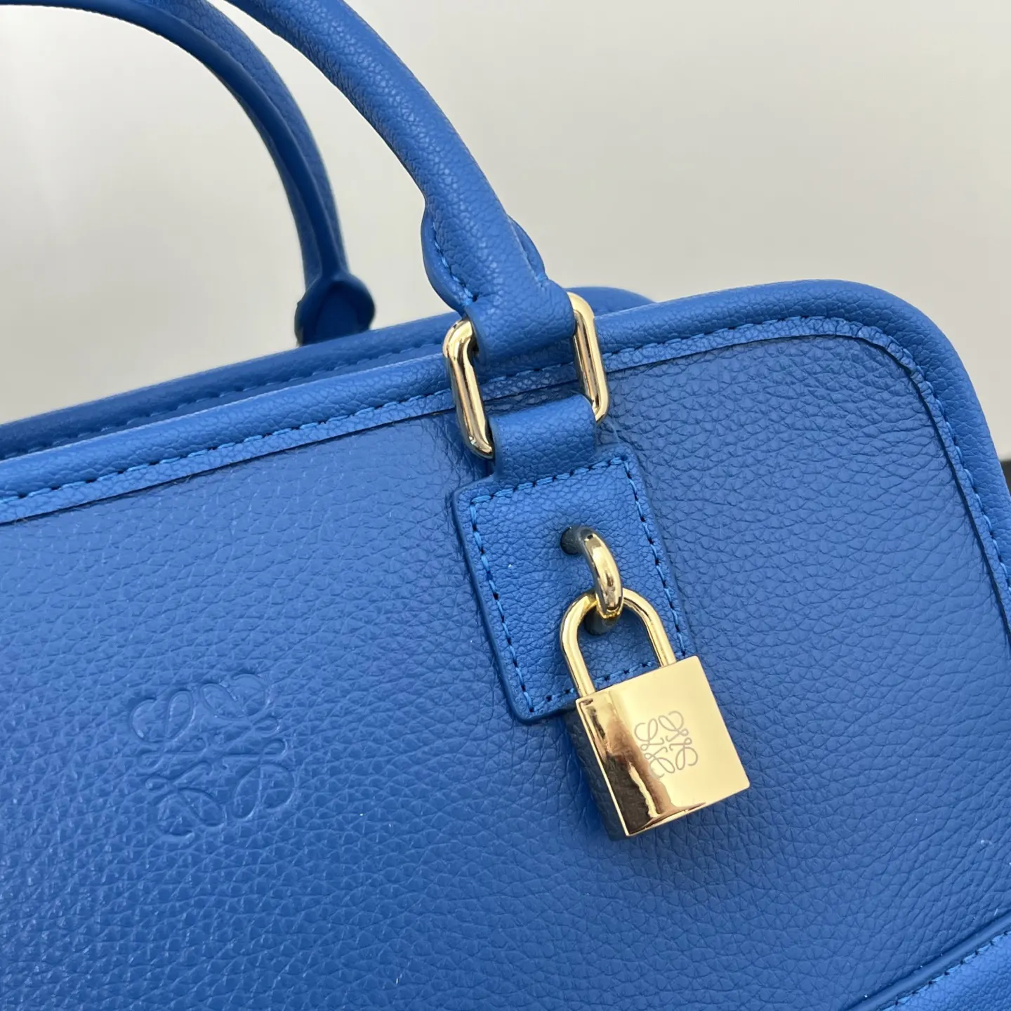 Loewe 牛皮手提包 精選款(數字15) Loewe 牛皮手提包 精選款(數字15)
