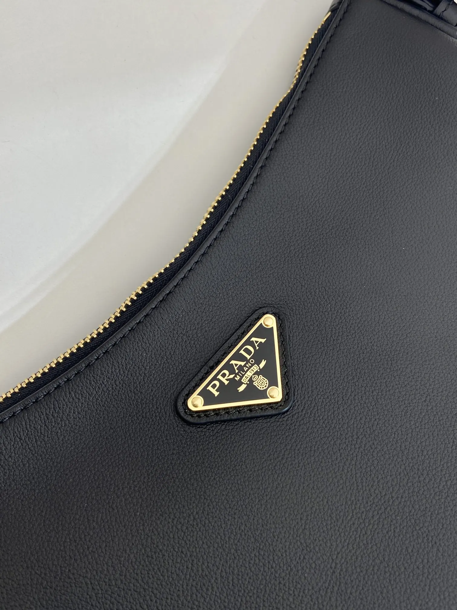 PRADA 牛皮 三角标 腋下包 日常通勤款